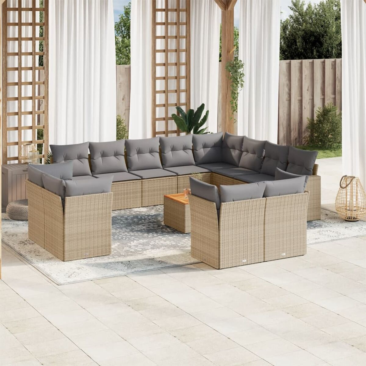 L-förmiges Rattansofa-Set mit grauen Kissen, kleinem Tisch und zusätzlichem Sofa auf einer Terrasse.