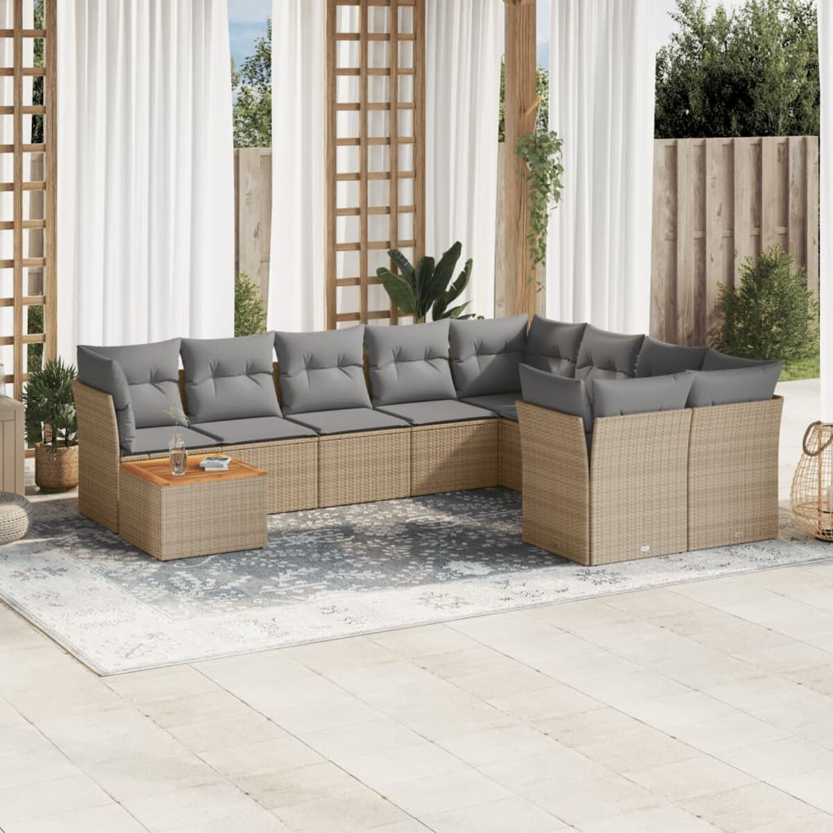 Outdoor-Ecksofa in einem Terrassenambiente. Beiges Korbgeflecht mit grauen Kissen. Holztisch und Teppich.