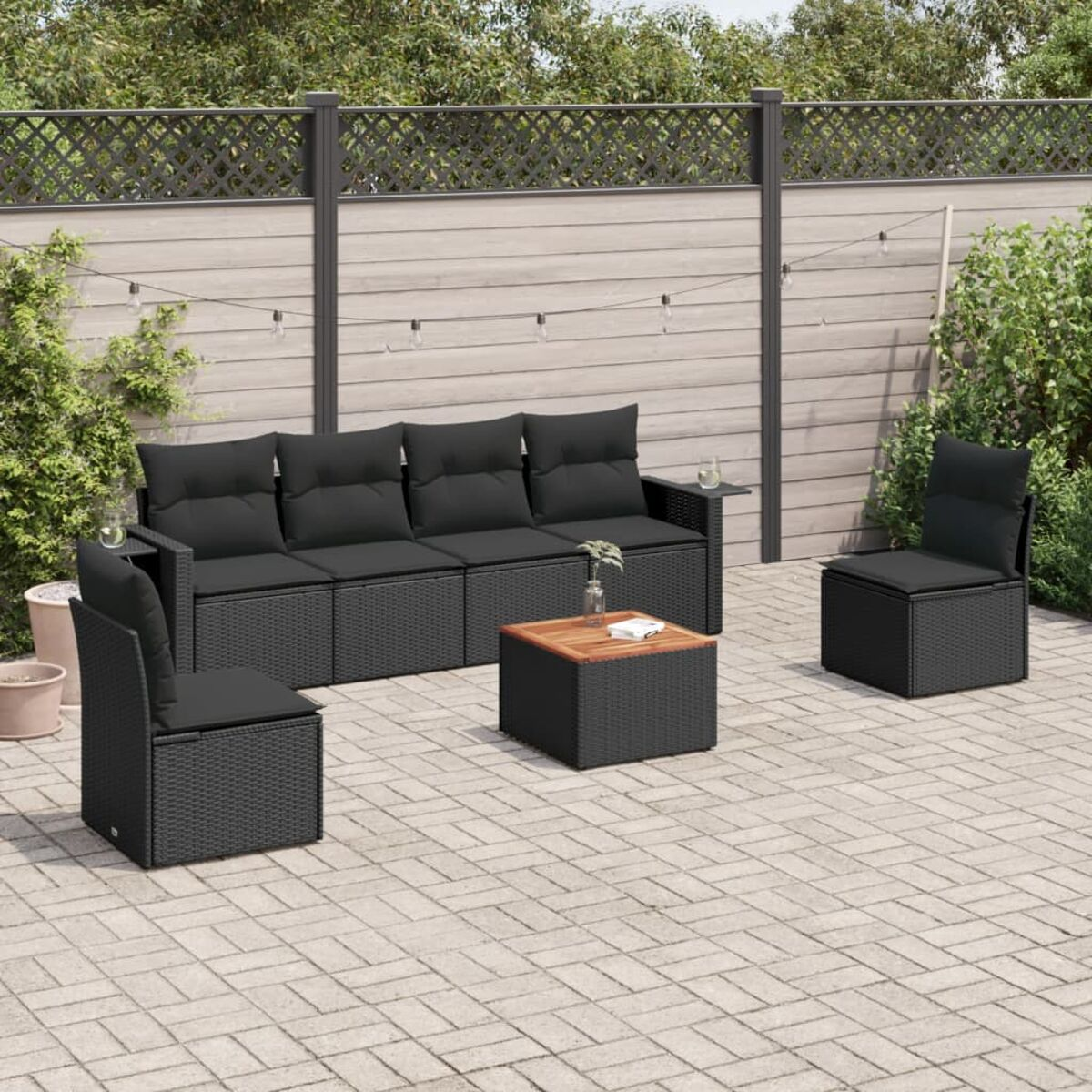 Schwarzes Outdoor-Terrassenset mit Sofa, zwei Stühlen und einem Couchtisch. Alle Artikel sind schwarzes Korbgeflecht.