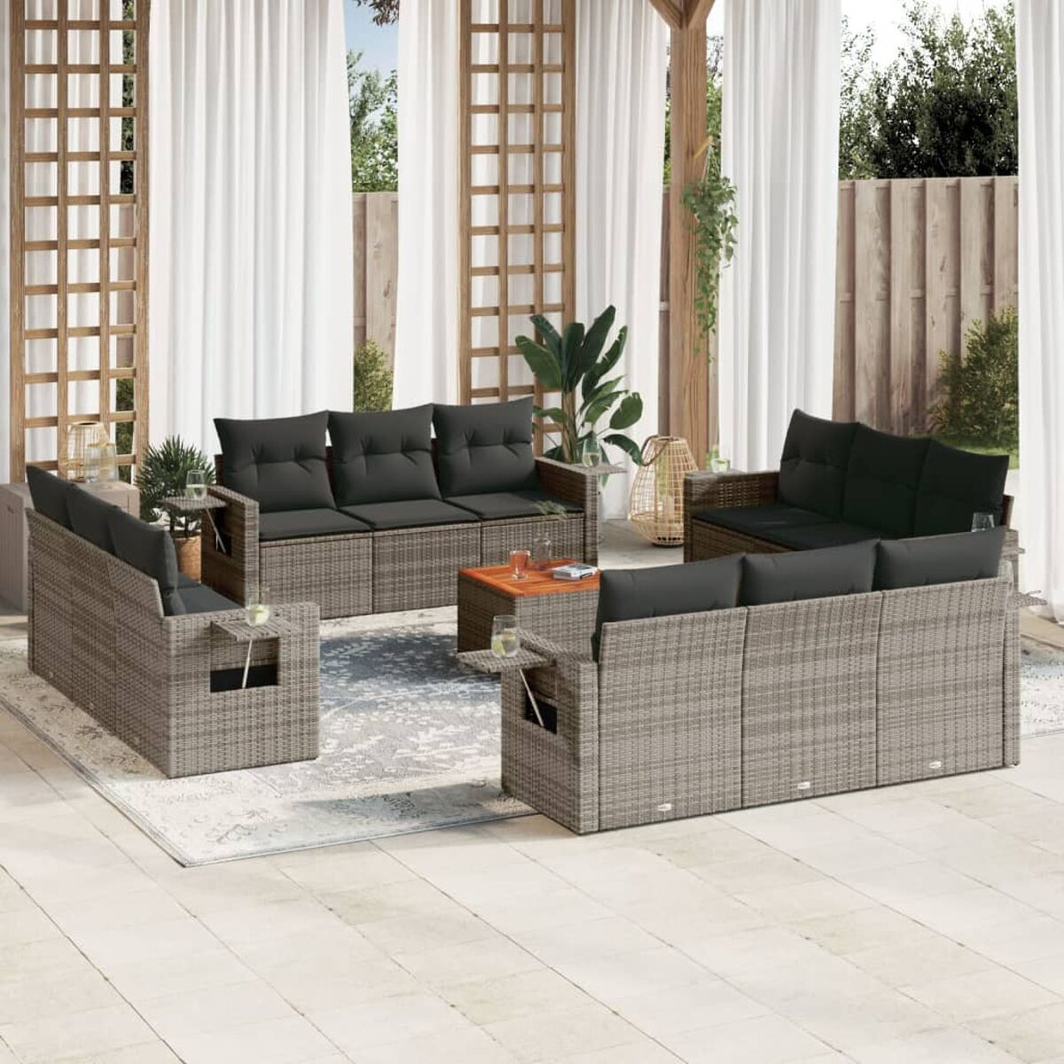 Graues Outdoor-Sofa mit dunkelgrauen Kissen, Holztisch, auf Terrasse mit Teppich.