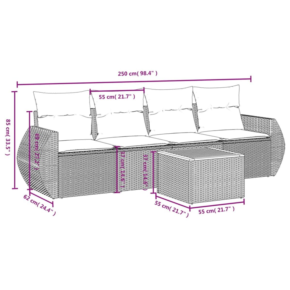 Ein Sofa aus einem Terrassenset mit Abmessungen. Es besteht aus gewebtem Material und hat cremefarbene Kissen.
