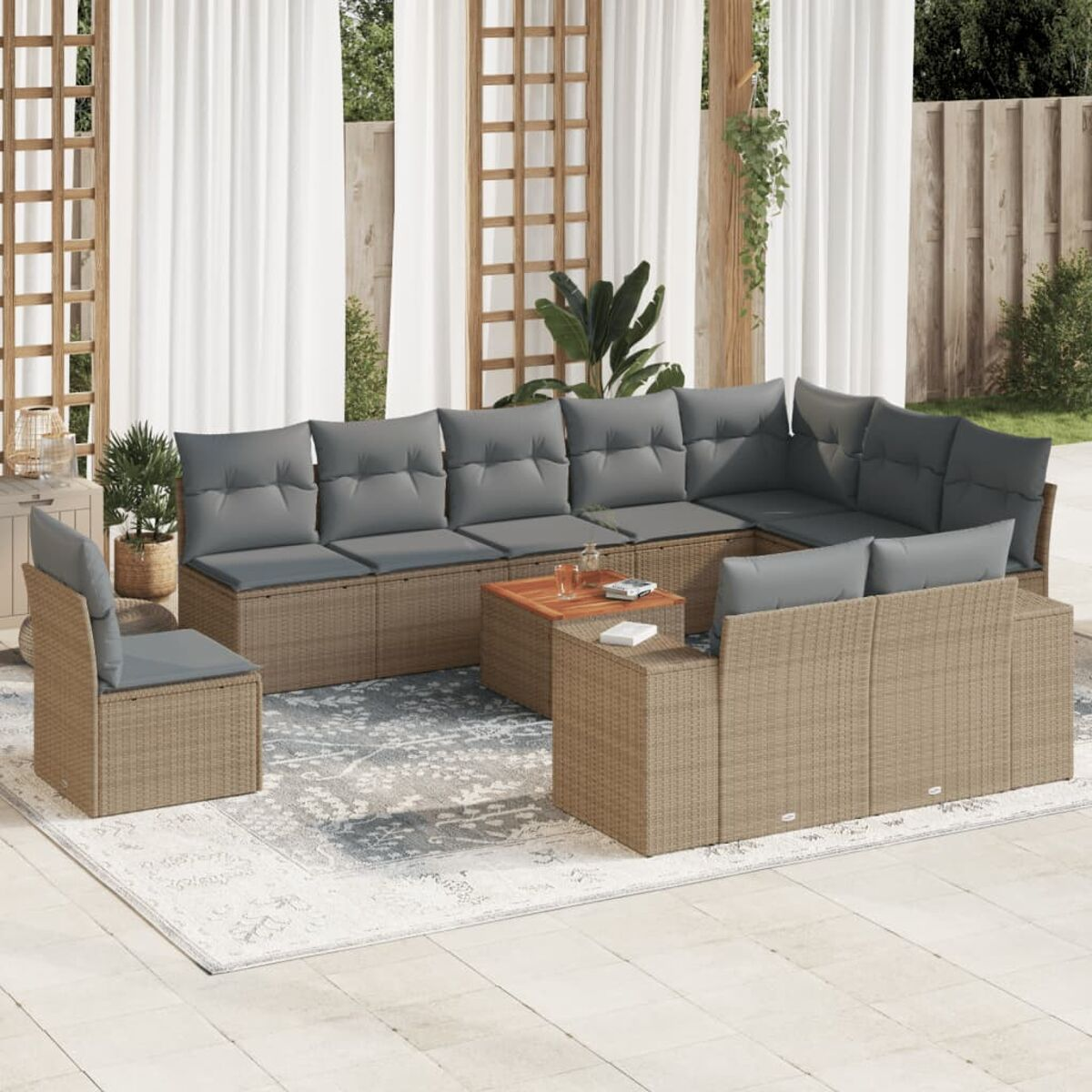 Beiges Ecksofa aus Korbgeflecht mit grauen Kissen, einem Holztisch und Teppich. Weiße Vorhänge.