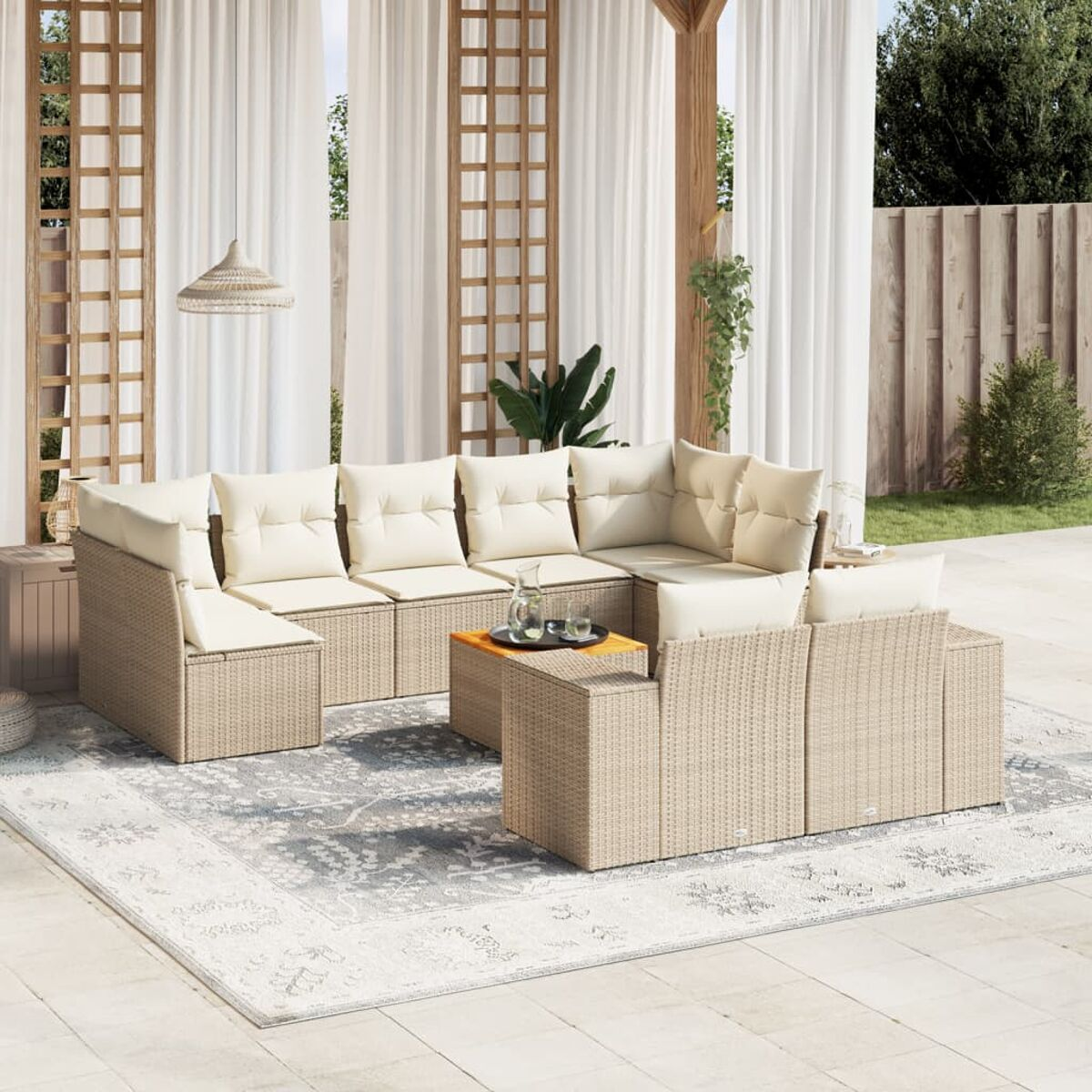 Beiges Ecksofa aus Korbgeflecht mit cremefarbenen Kissen, einem Holztisch und einem Teppich.