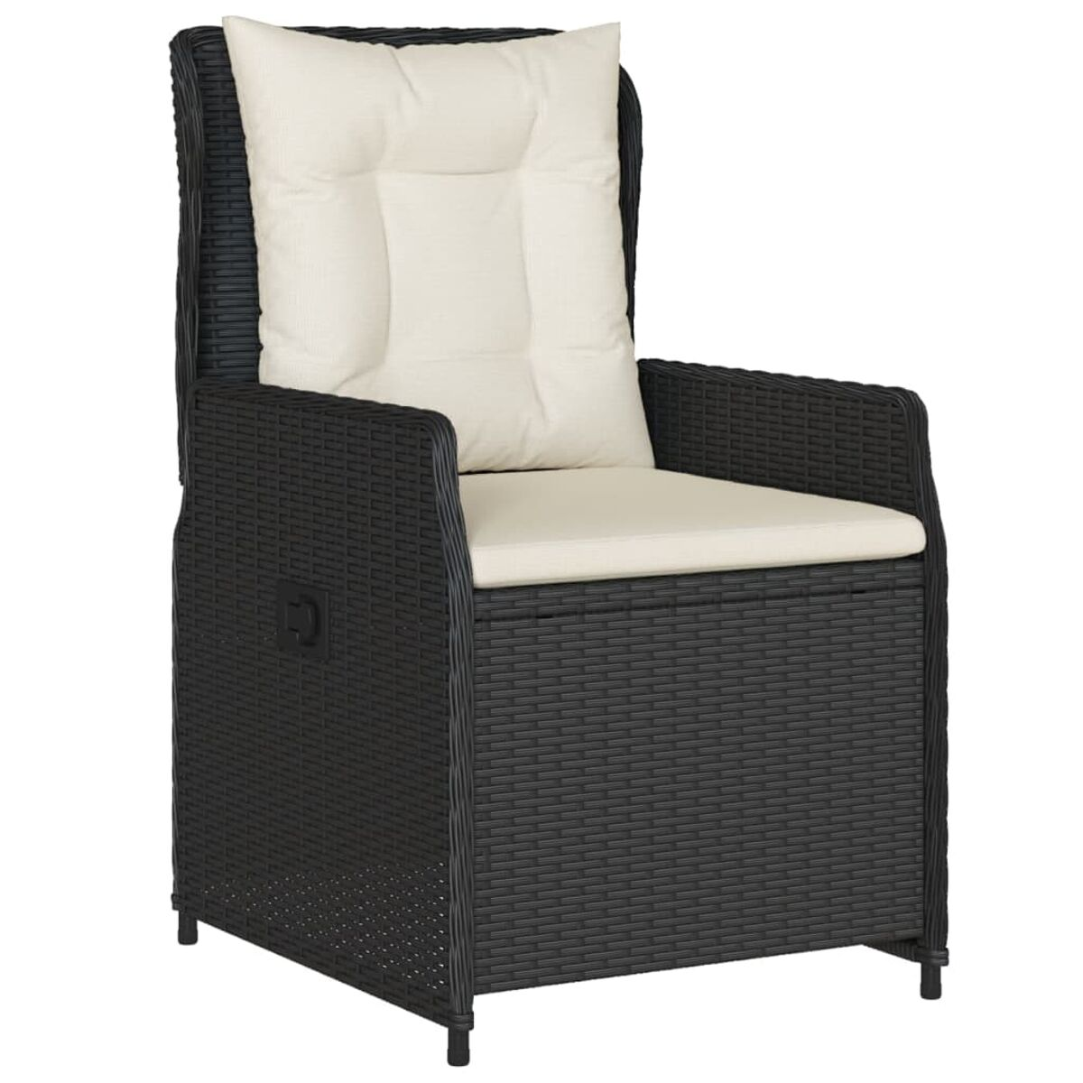 Poltrona in rattan nero con cuscino color crema e schienale alto.