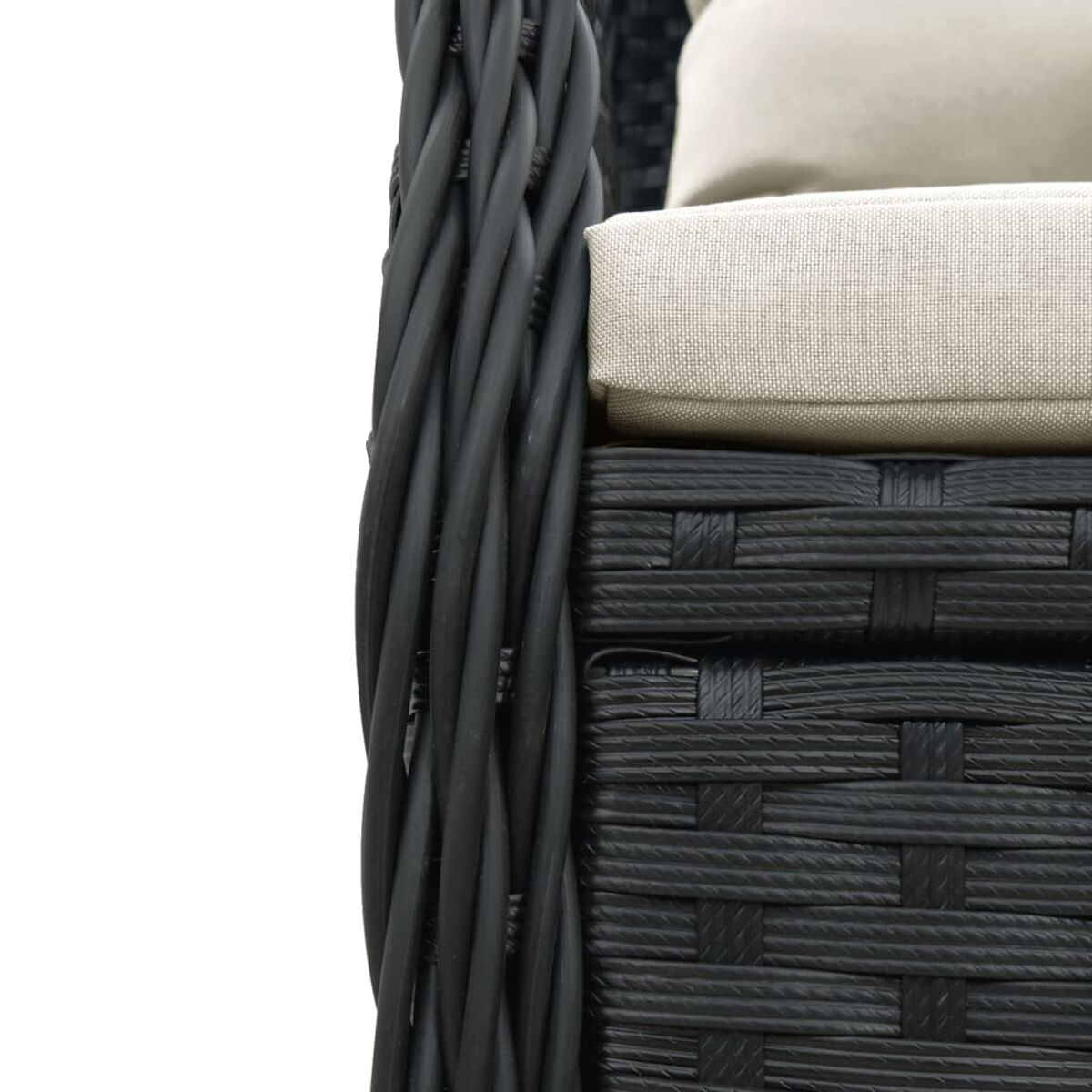 Primo piano del bracciolo di una sedia in vimini nera, cuscino beige e sfondo bianco.