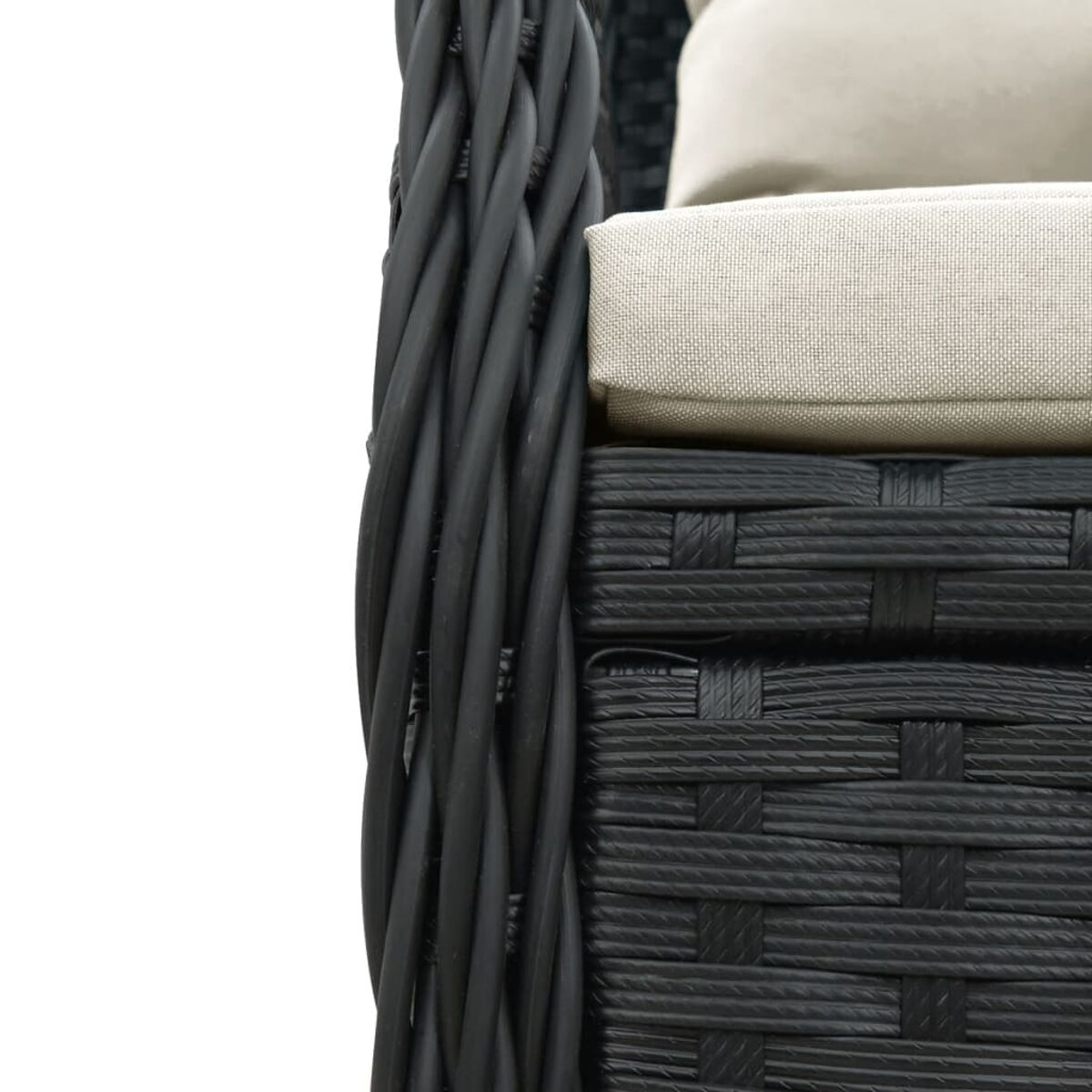 Primo piano del bracciolo di una sedia nera intrecciata con cuscino beige su sfondo bianco.