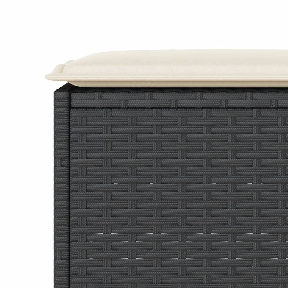 Primo piano di una struttura in rattan nero con un cuscino beige. Dettagli di texture e intreccio visibili.