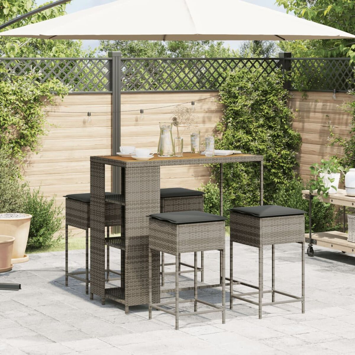 Set bar in rattan con sgabelli, un tavolo e un ombrellone. Include un patio in mattoni e un ambiente soleggiato.