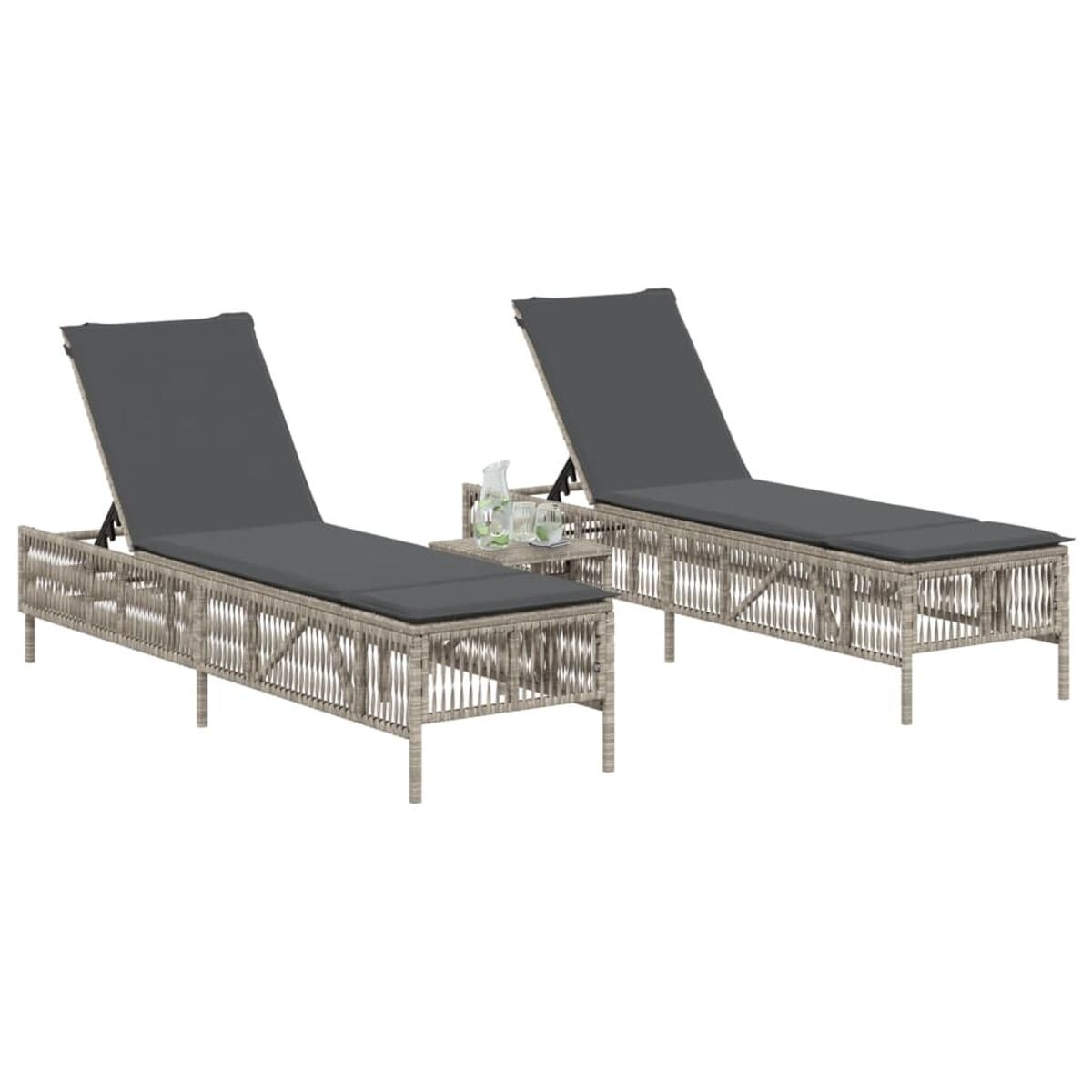 Zwei graue Outdoor-Chaiselongues aus Korbgeflecht mit grauen Kissen und einem kleinen Tisch auf weißem Hintergrund.