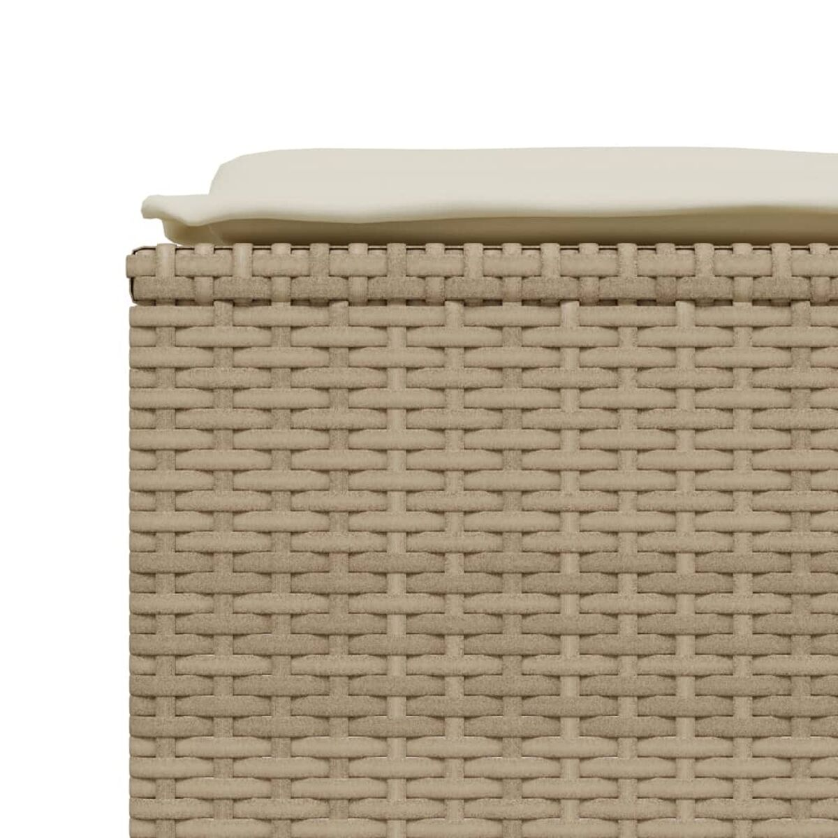 Nahaufnahme von beigen Rattanmöbeln mit hellbeigem Kissen, das die gewebte Textur zeigt.