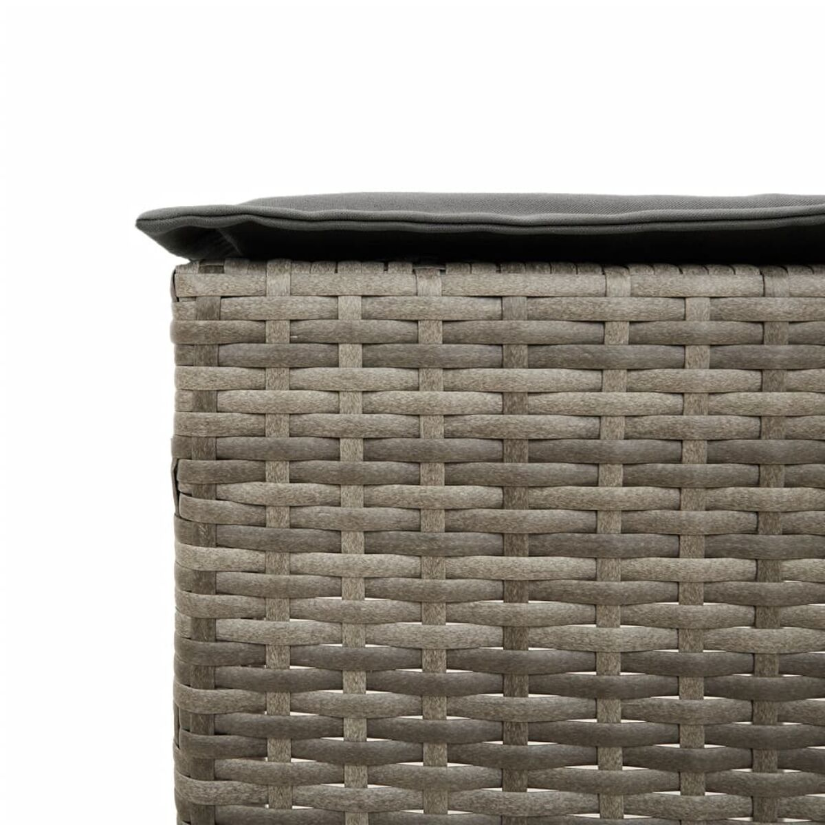 Primo piano di mobili in vimini intrecciato grigio, con cuscino grigio sopra.