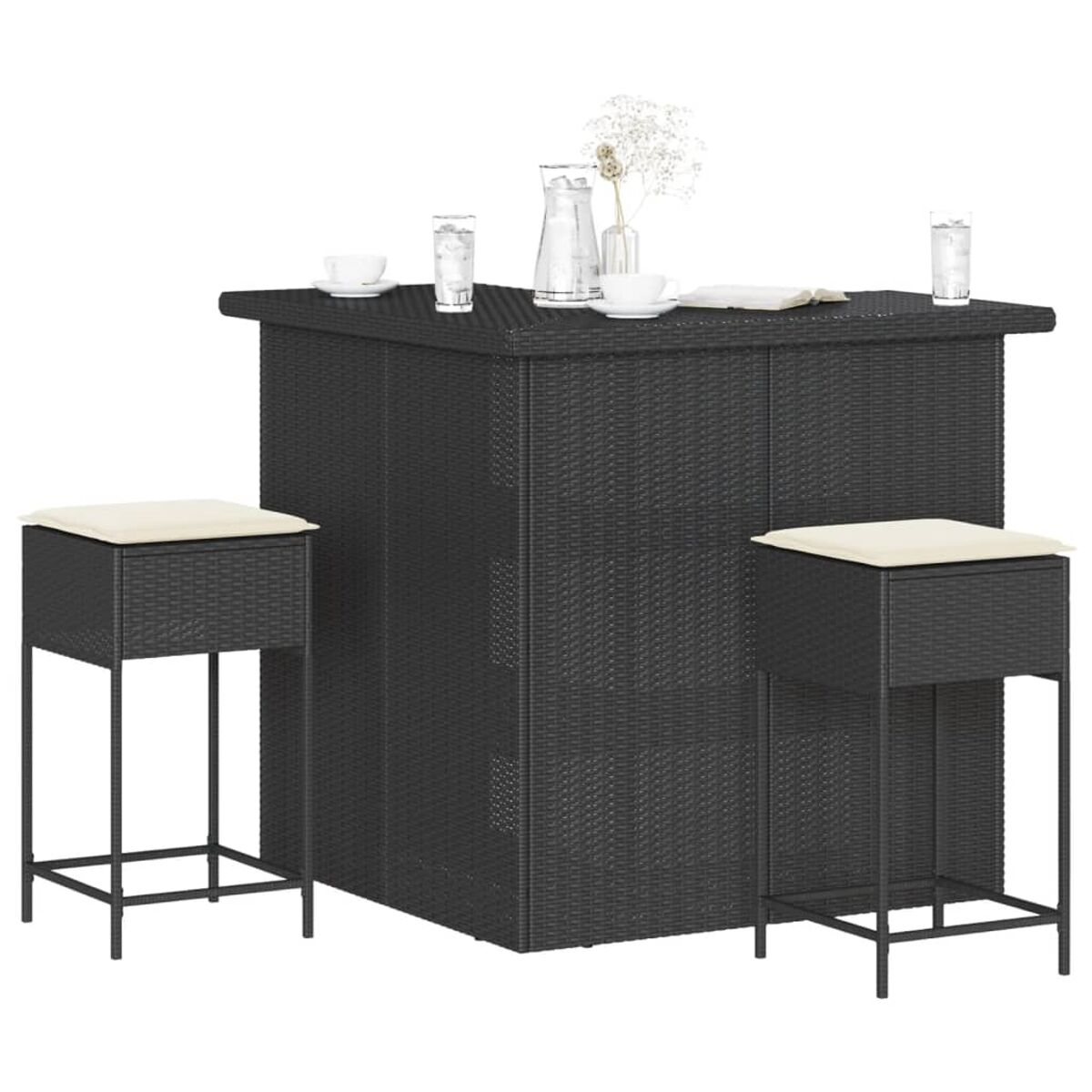 Schwarze Rattan-Bar mit Hockern. Glaswaren, Blumen und Tischgedeck sind sichtbar.