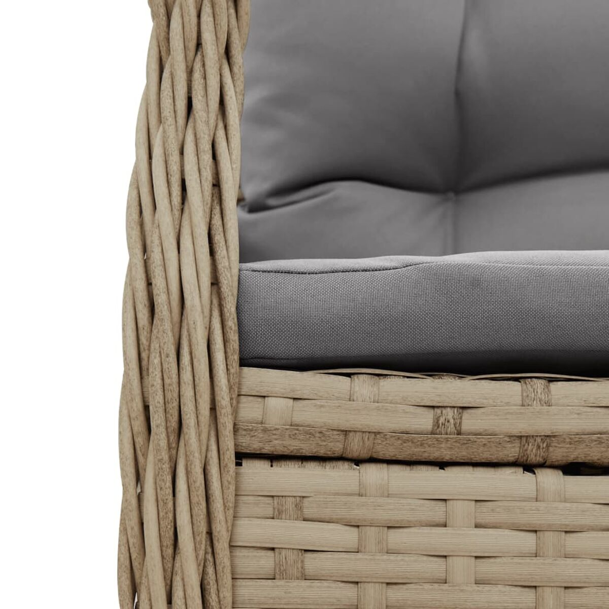 Primo piano di mobili in rattan con cuscino grigio. Mostra la trama intrecciata e la superficie del cuscino.