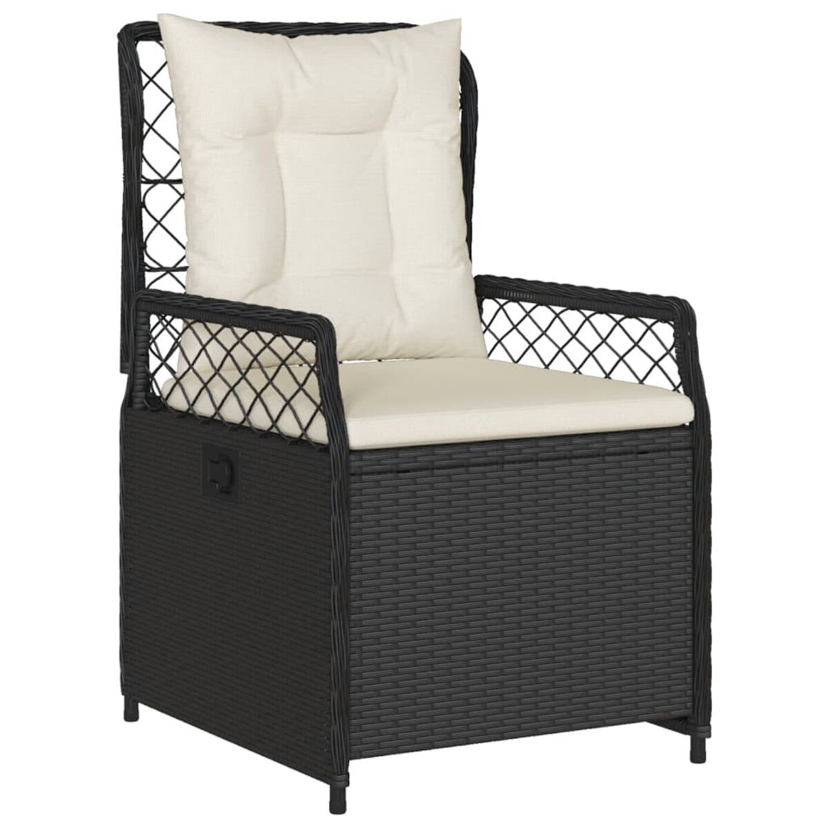 Sedia in vimini nera con cuscino e cuscino color crema. Schienale e braccioli intrecciati. Sfondo bianco.