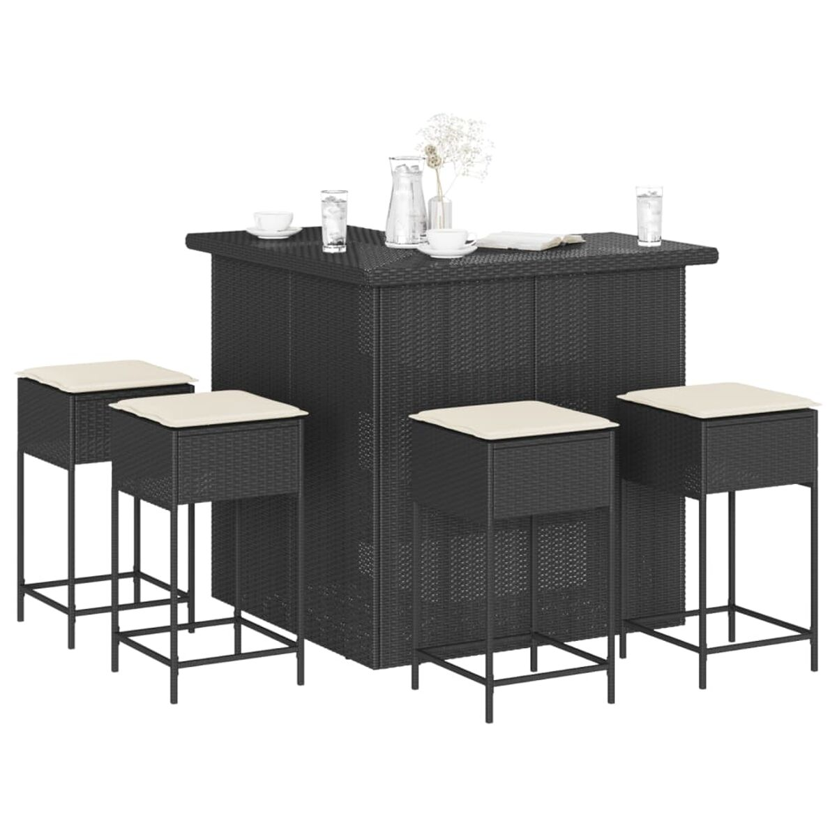 Tavolo da bar in vimini nero con sgabelli e cuscini bianchi, e bicchieri. Sfondo bianco.
