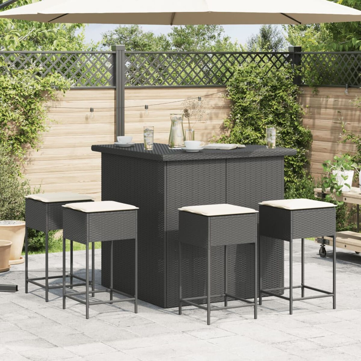 Set bar all'aperto con sgabelli. Include bar, sgabelli, ombrellone e ambiente patio.