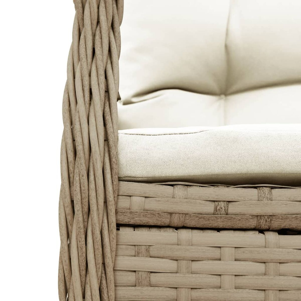 Nahaufnahme eines Rattanstuhls mit cremefarbenem Kissen. Gewebtes Rattandetail sichtbar.