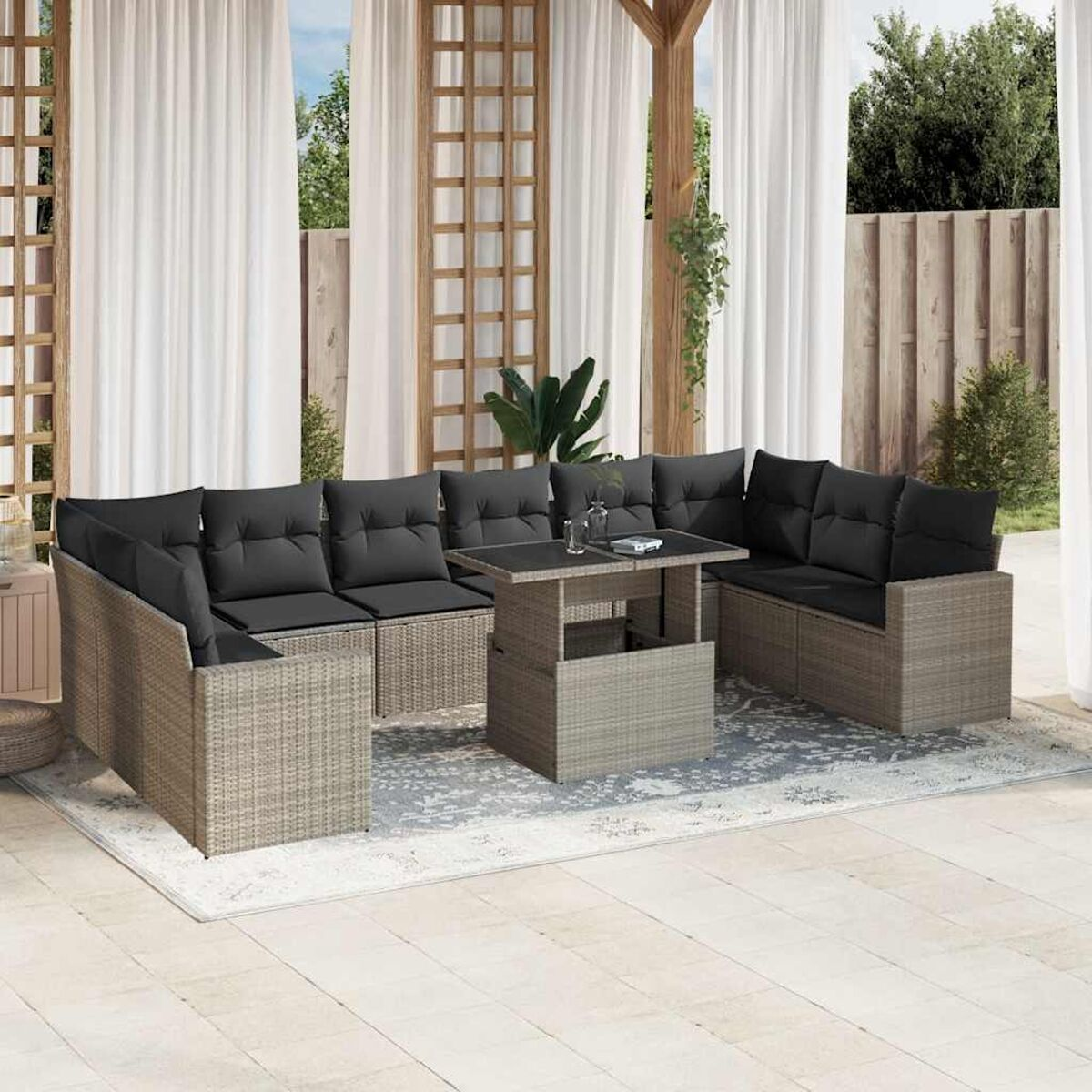 Outdoor-Ecksofa mit Tisch. Beiges Korbgeflecht mit grauen Kissen auf einem Teppich, im Garten.