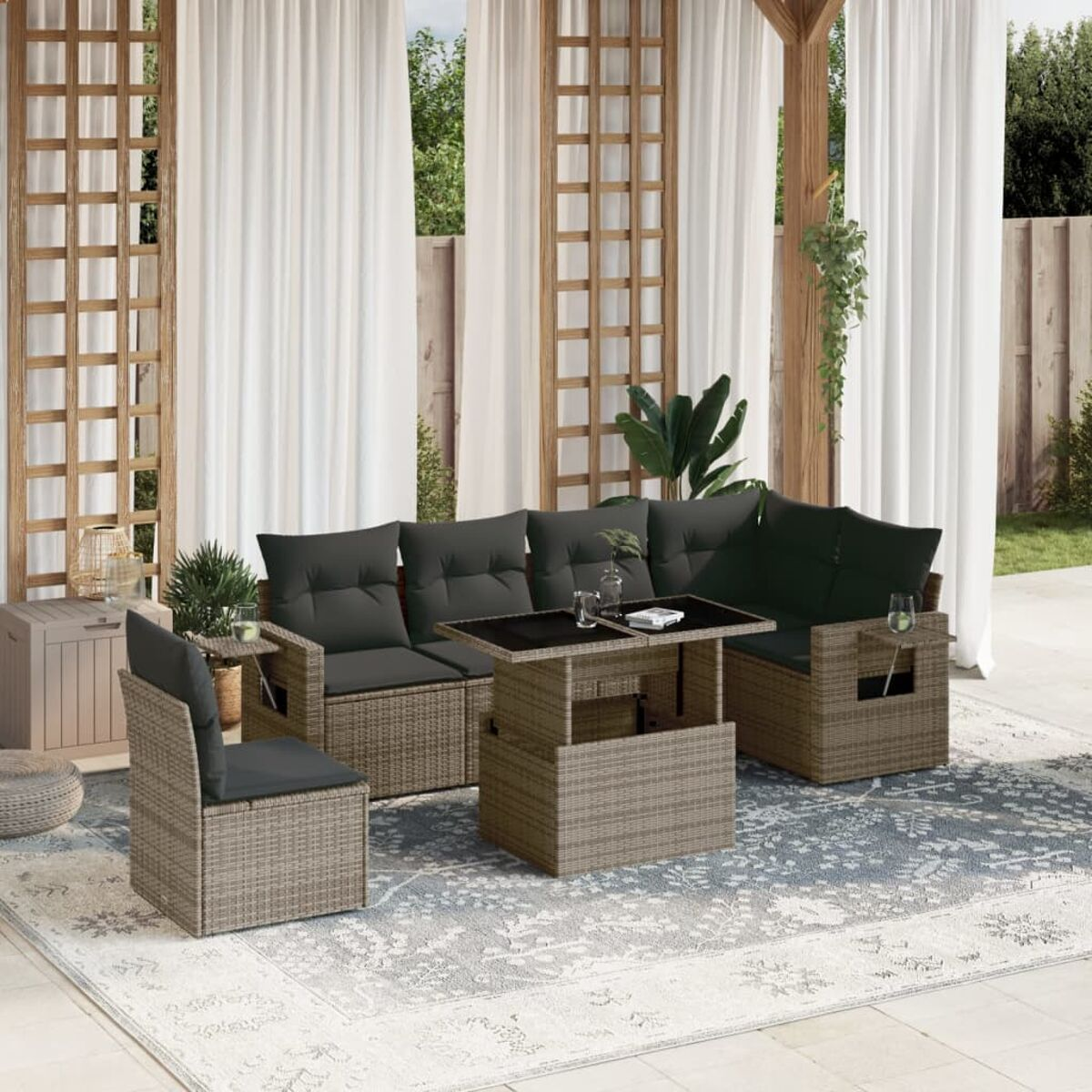 Rattansofa-Set mit Hubtisch, cremefarbenen Kissen, Outdoor-Setting.
