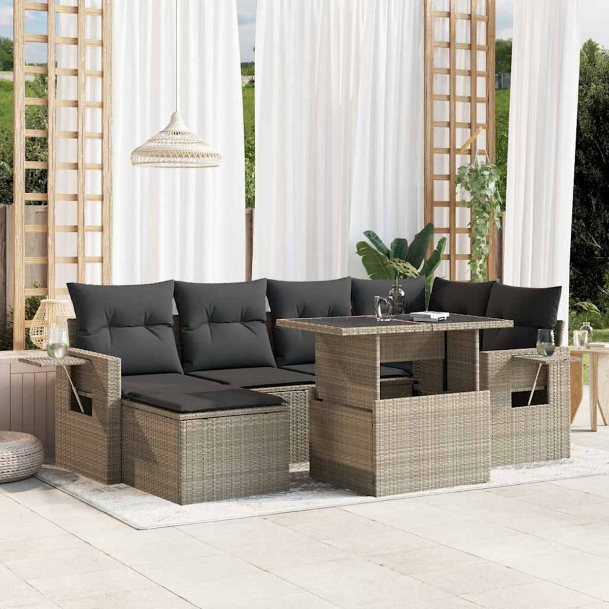 Outdoor-Wicker-Sofagarnitur mit grauen Kissen und einem Tisch auf einer Terrasse.