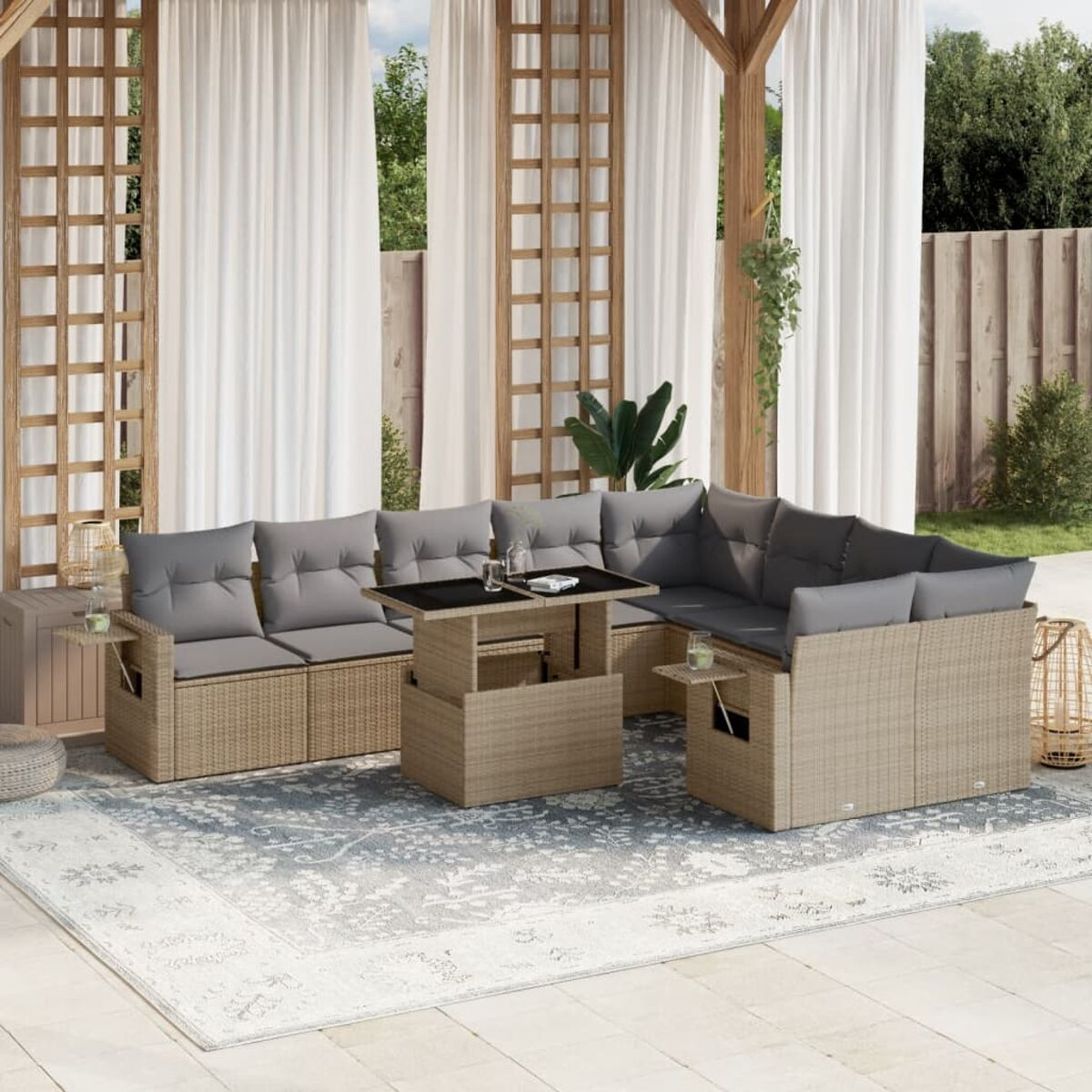 Outdoor-Ecksofa mit grauen Kissen und einem Couchtisch mit Hebefunktion auf einem Teppich.