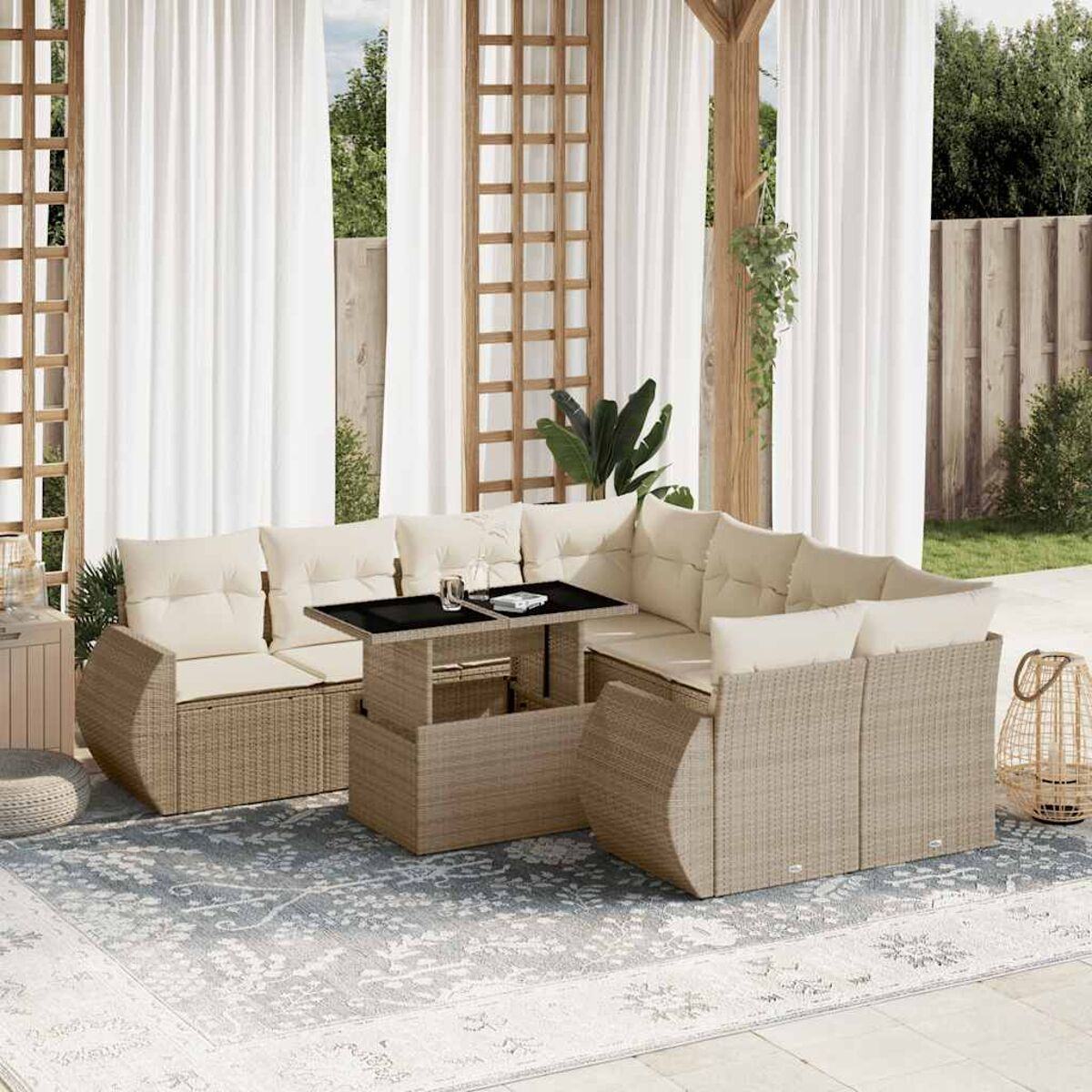 Terrassenset im Freien mit Sofa, Tisch und Teppich. Beige gewebte Möbel mit weißen Kissen.