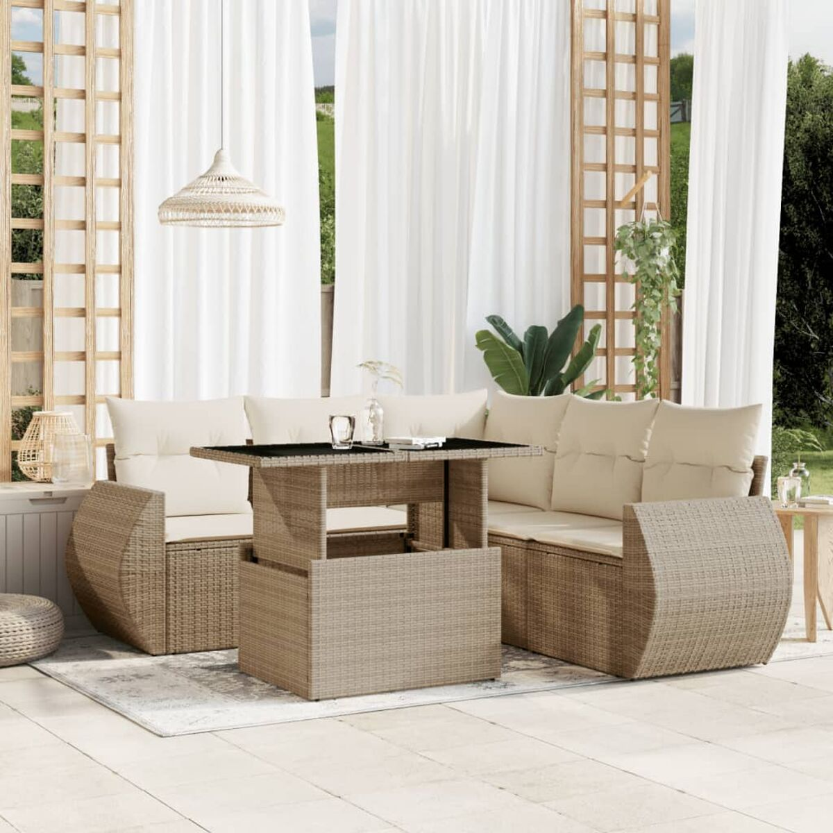 Wohnzimmer-Set im Freien mit beigem Sofa, Couchtisch und umgebenden Möbeln, weißer Hintergrund.