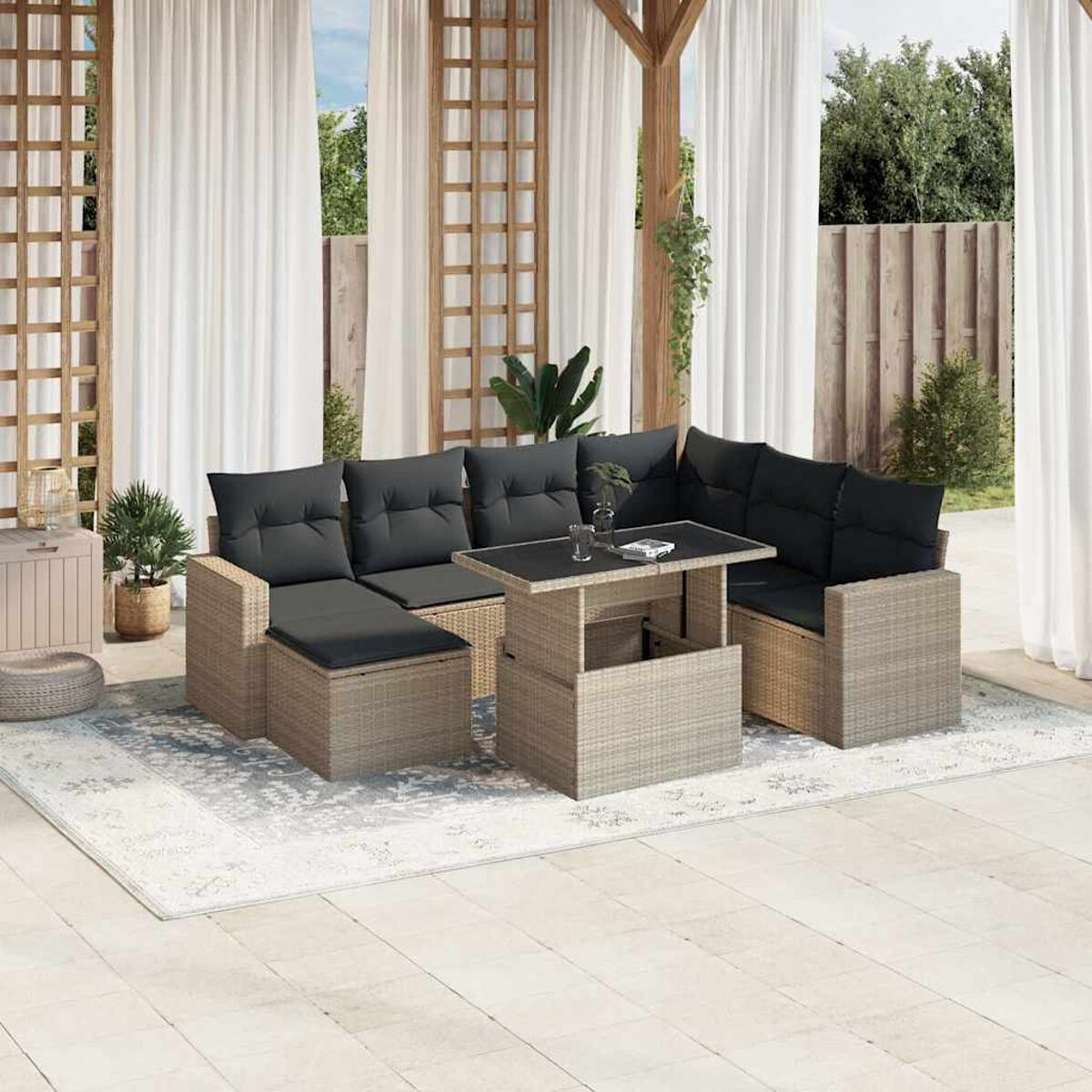 Graues Outdoor-Sofa mit schwarzen Kissen, einem Tisch, auf Terrasse und weißen Vorhängen.