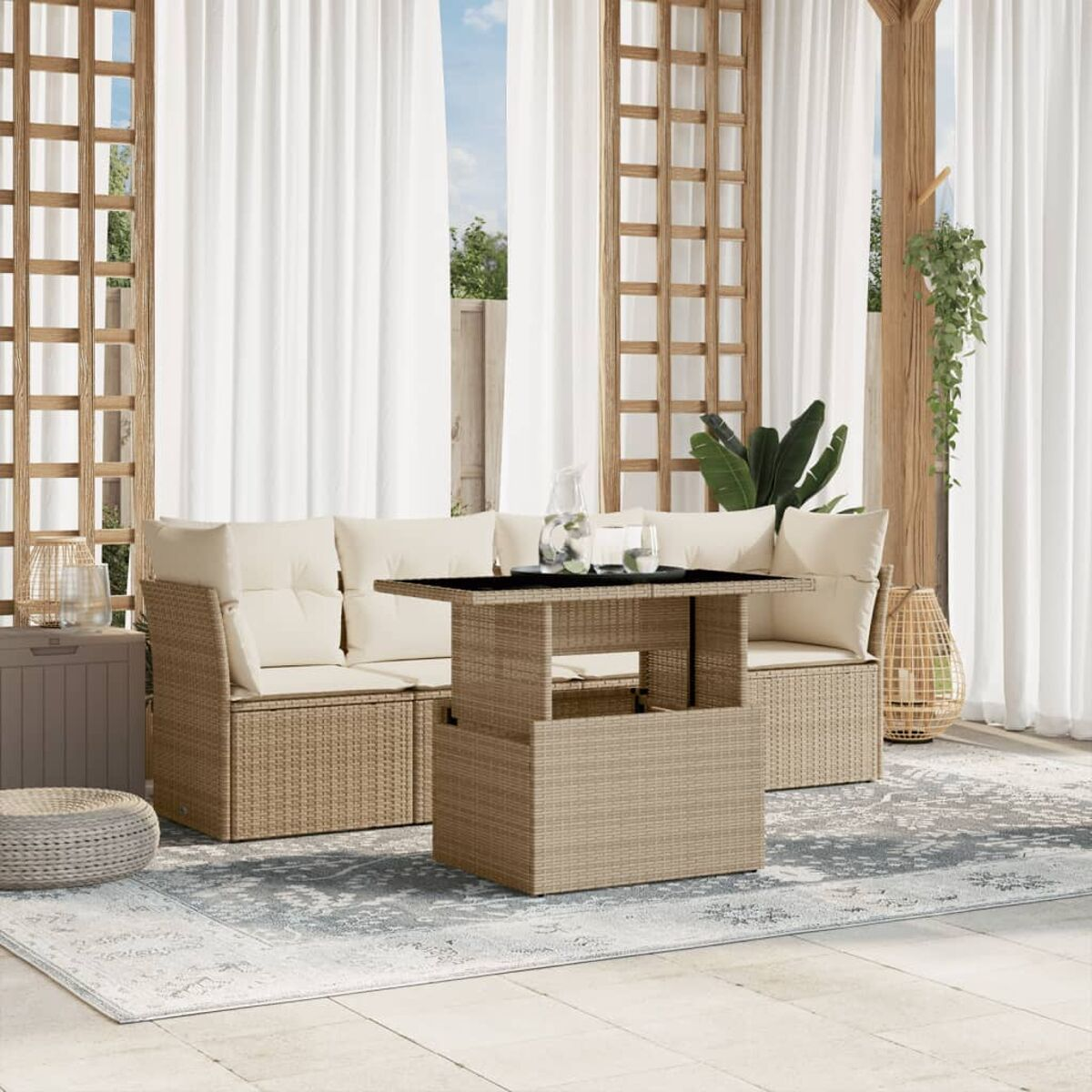 Terrassenset im Freien mit Sofa, Tisch und Teppich. Beige gewebte Möbel mit weißen Kissen.