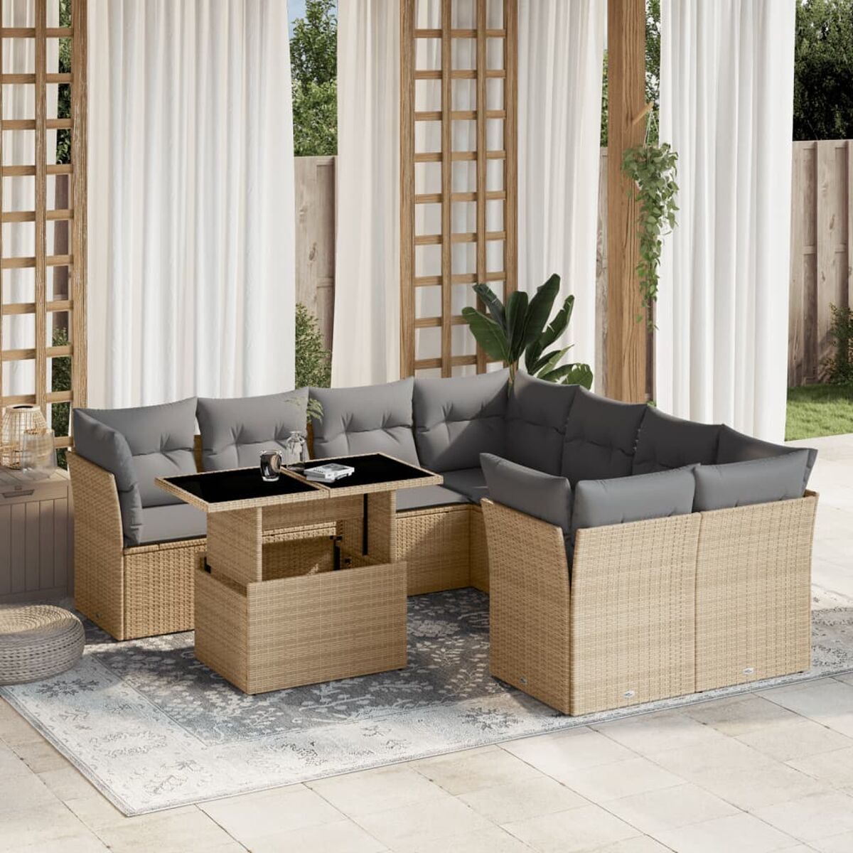 Beiges Outdoor-Ecksofa mit grauen Kissen und einem Tisch mit Hubfunktion. Terrasse mit weißen Vorhängen.