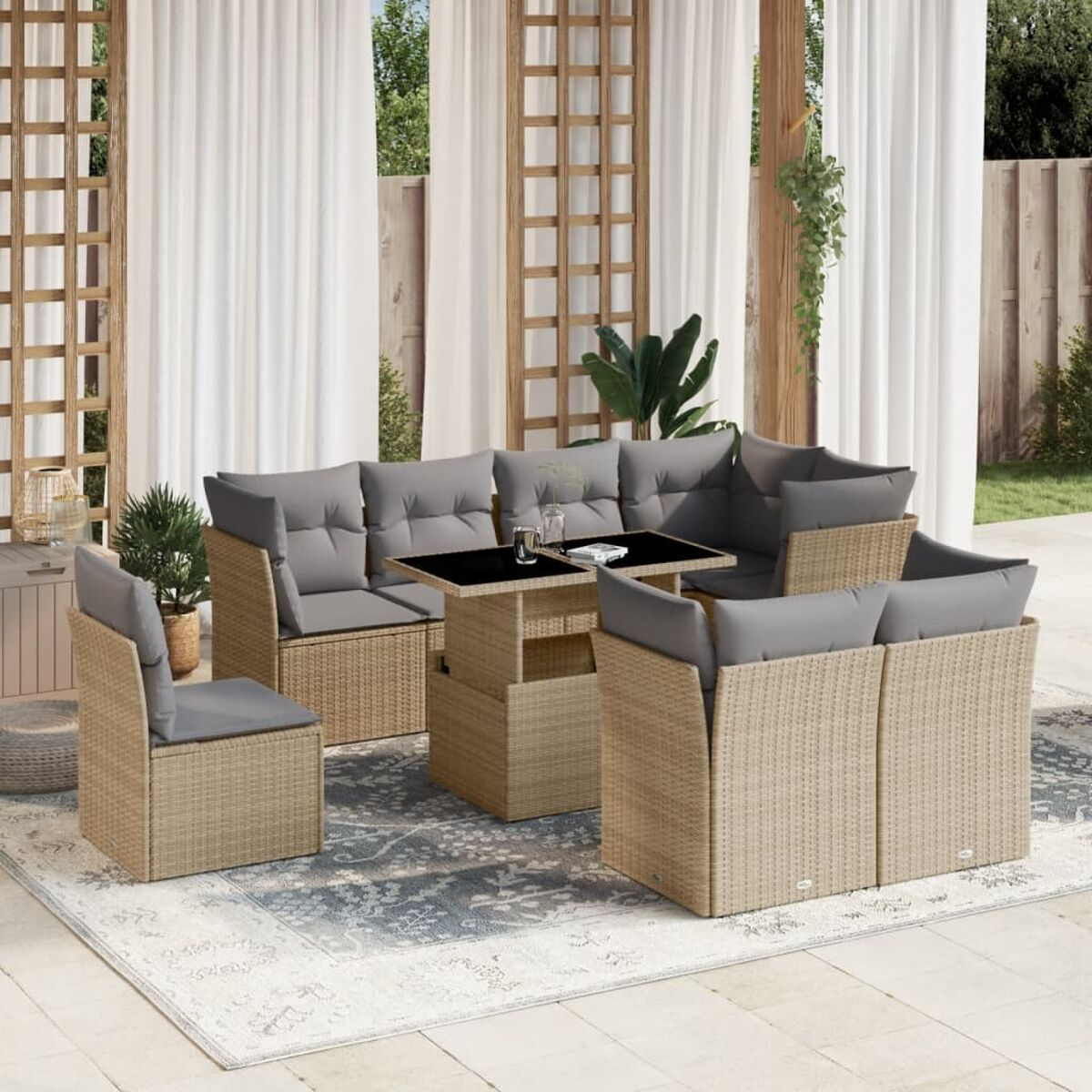 Outdoor-Terrassenset mit beigen Korbmöbeln, grauen Kissen und einem Tisch. Vorhänge im Hintergrund.