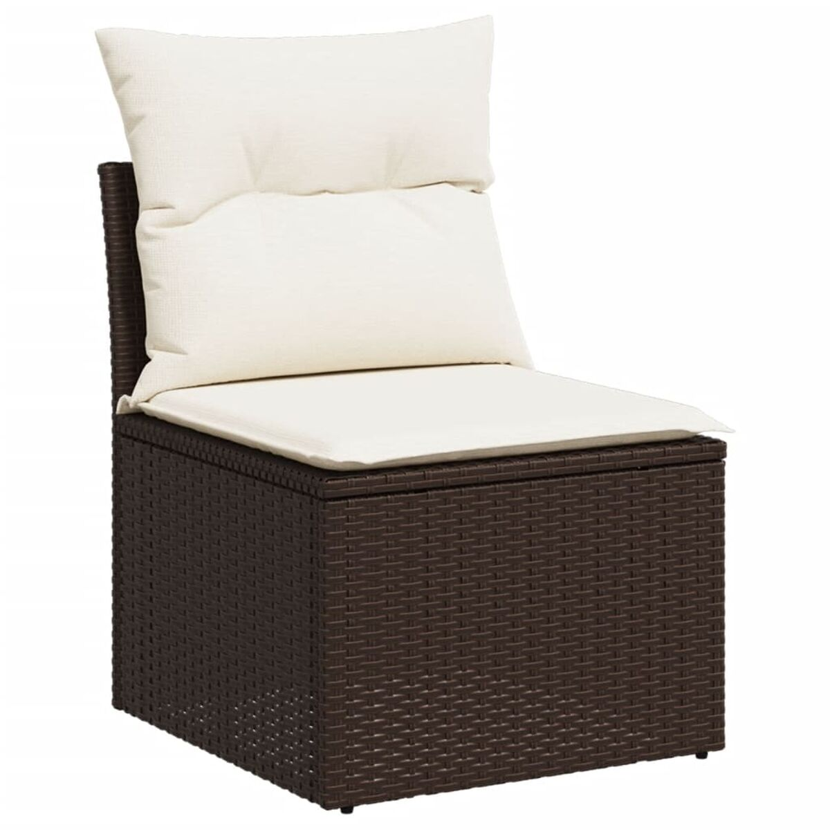 Sedia in vimini marrone con cuscino e cuscino color crema. La sedia è isolata.