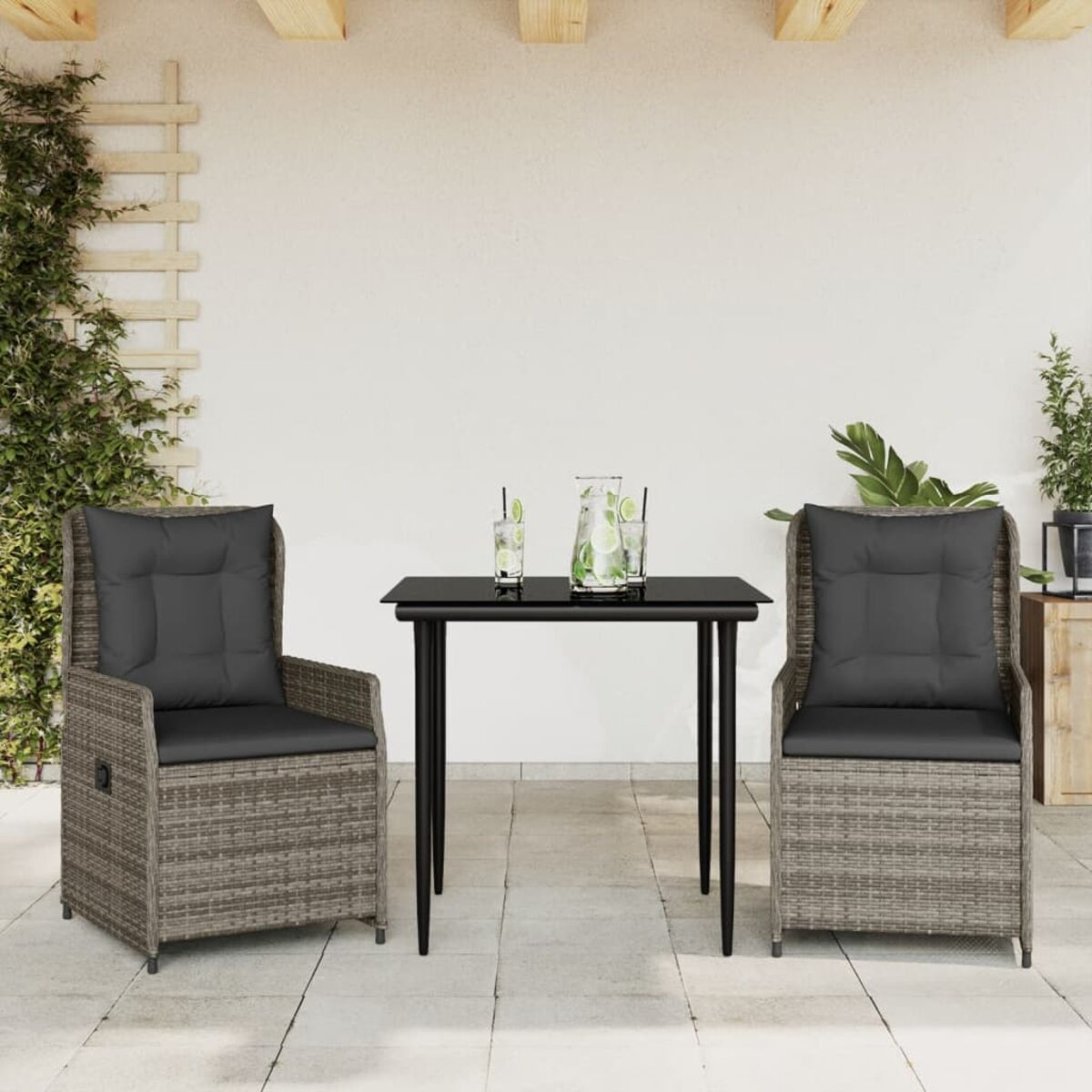 Set da patio con due sedie e un tavolo nero. Le sedie hanno cuscini grigi e sono in vimini.
