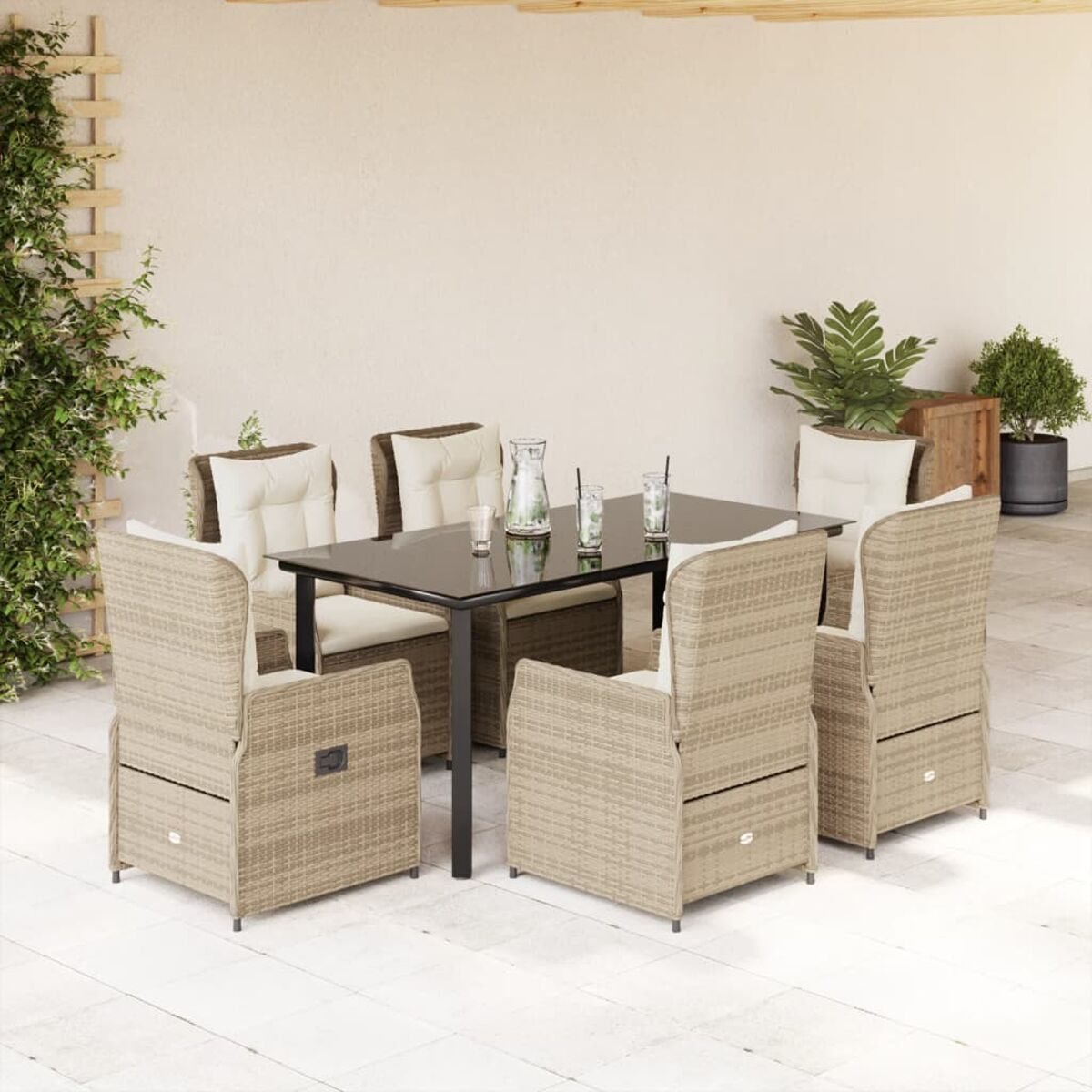 Essgruppe im Freien mit schwarzem Tisch, sechs Stühlen und Pflanzen auf einer Terrasse.