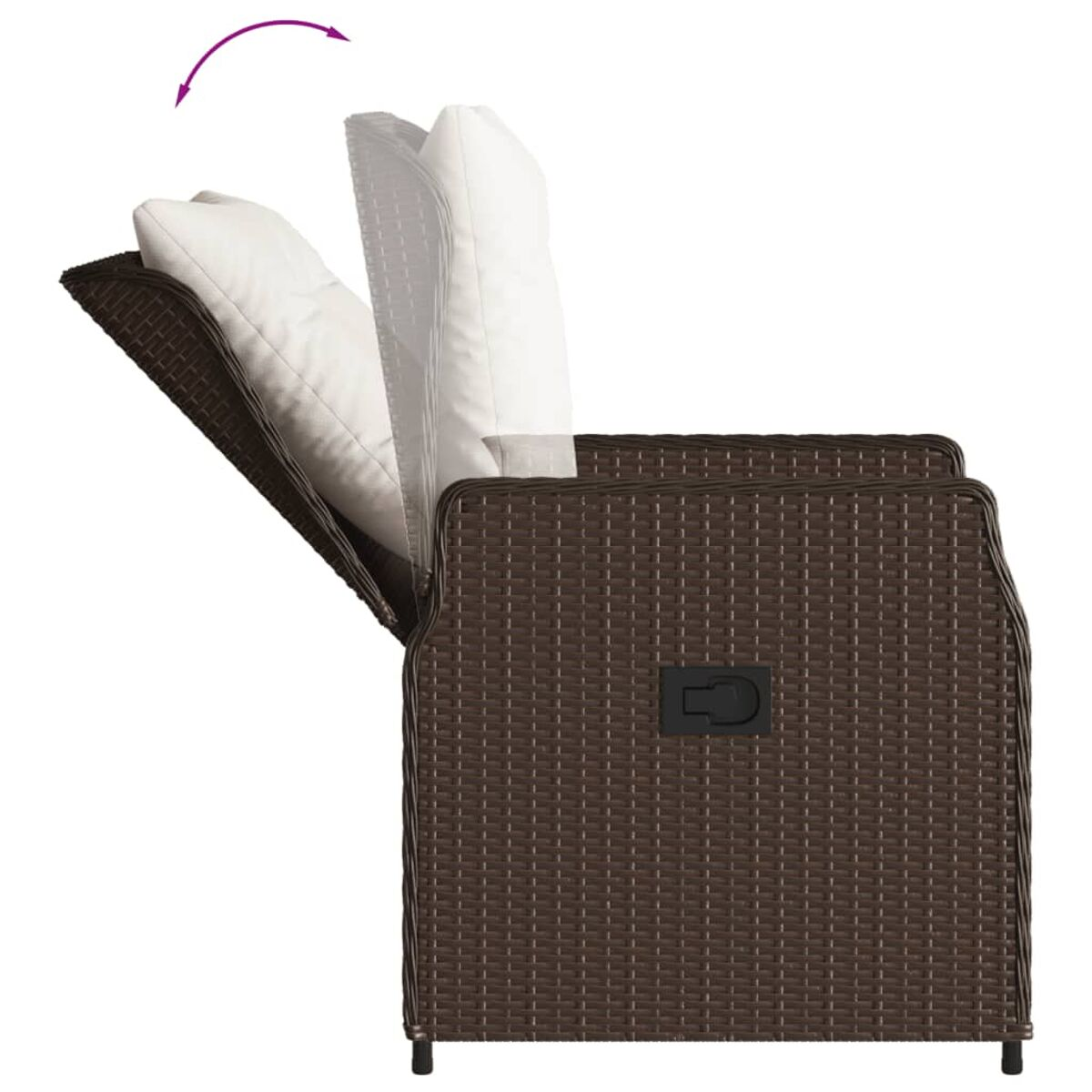 Poltrona reclinabile in rattan marrone con cuscini bianchi. Lo schienale è reclinato. La freccia indica l'inclinazione.