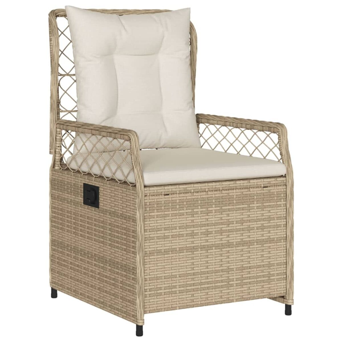 Rattan-Stuhl mit hohem Rücken und beigem Kissen, von der Seite gezeigt, mit Abmessungen.