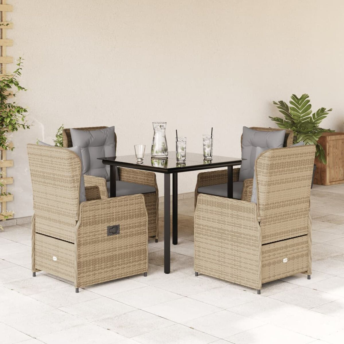 Geflochtenes Ess-Set für draußen mit quadratischem Tisch, Stühlen und Getränken auf Terrasse.