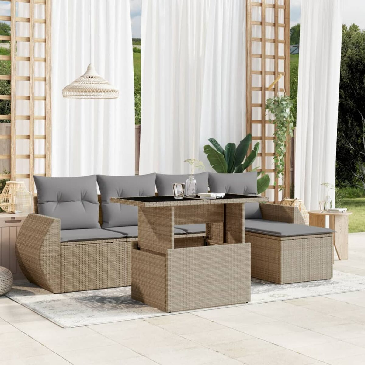 Rattan-Sofa mit Tisch. Szene auf einer Terrasse.