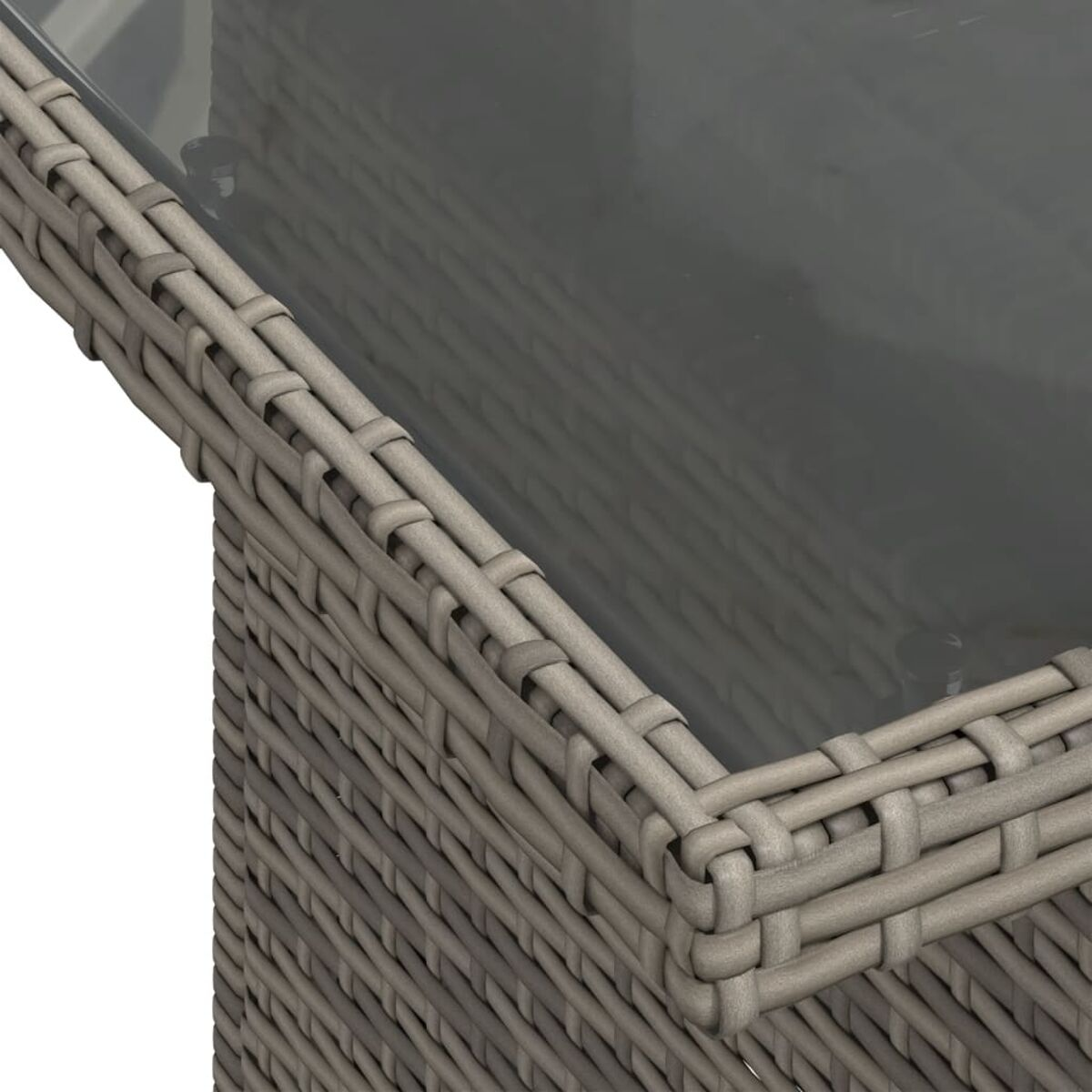 Nahaufnahme einer grauen Rattan-Tischecke mit Glasplatte, zeigt die gewebte Textur des Materials.
