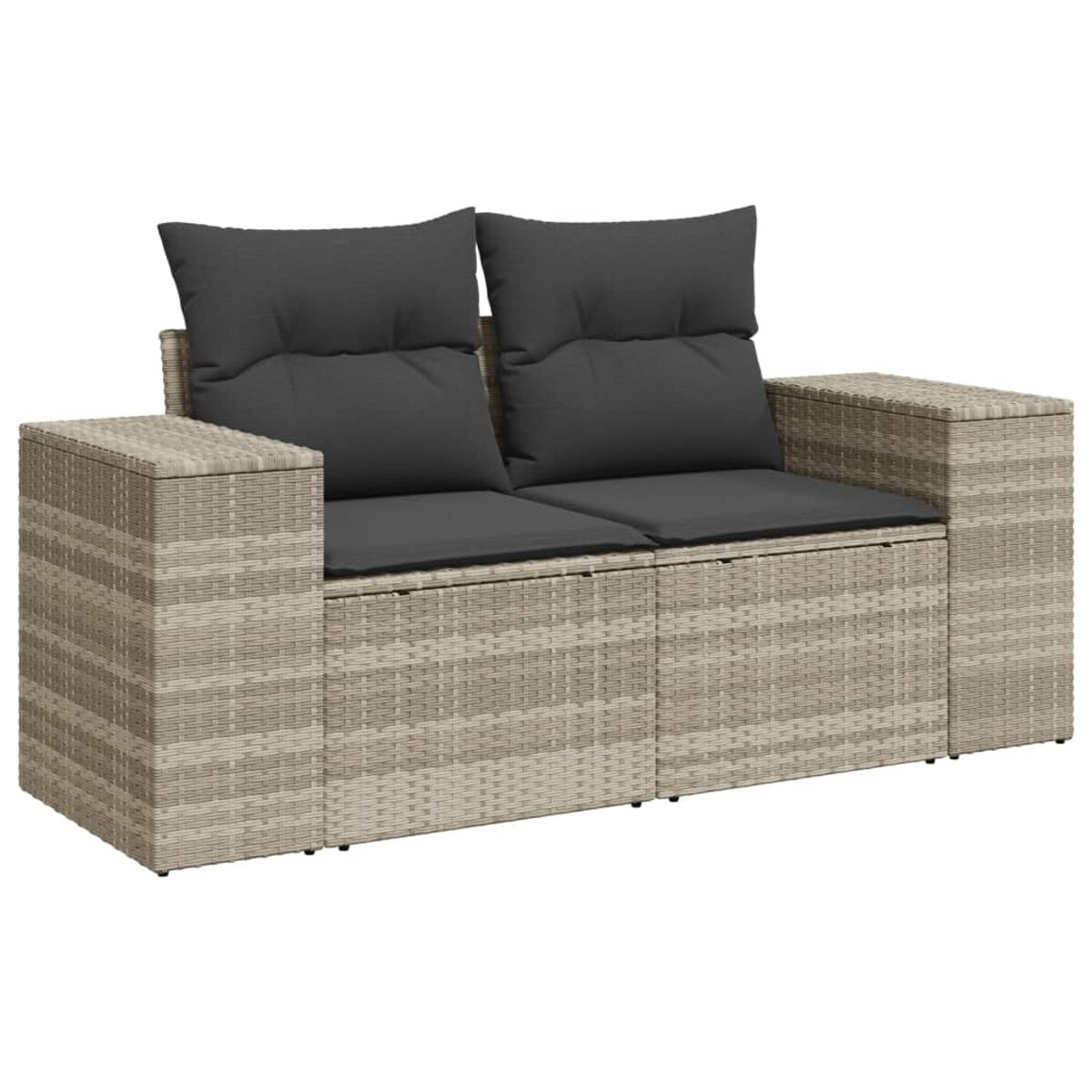 Outdoor-Sofa im Korbstil mit zwei Kissen. Neutrale Farbe. Weißer Hintergrund.