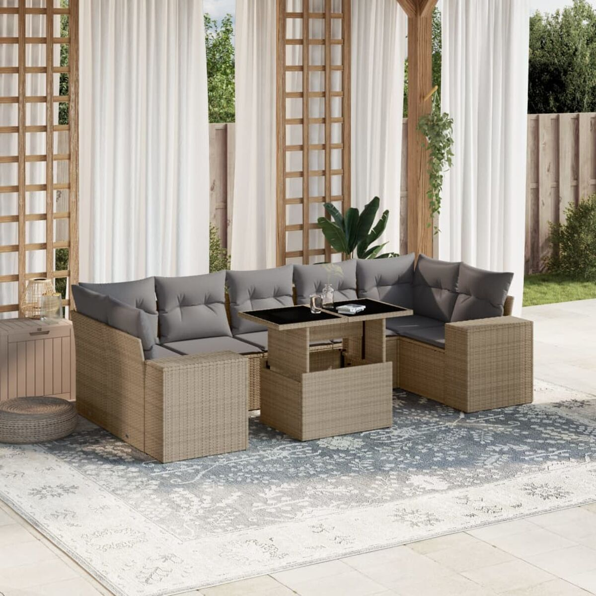 Geflochtenes Outdoor-Set mit grauen Kissen und Tisch auf Teppich, Tisch hebbar.