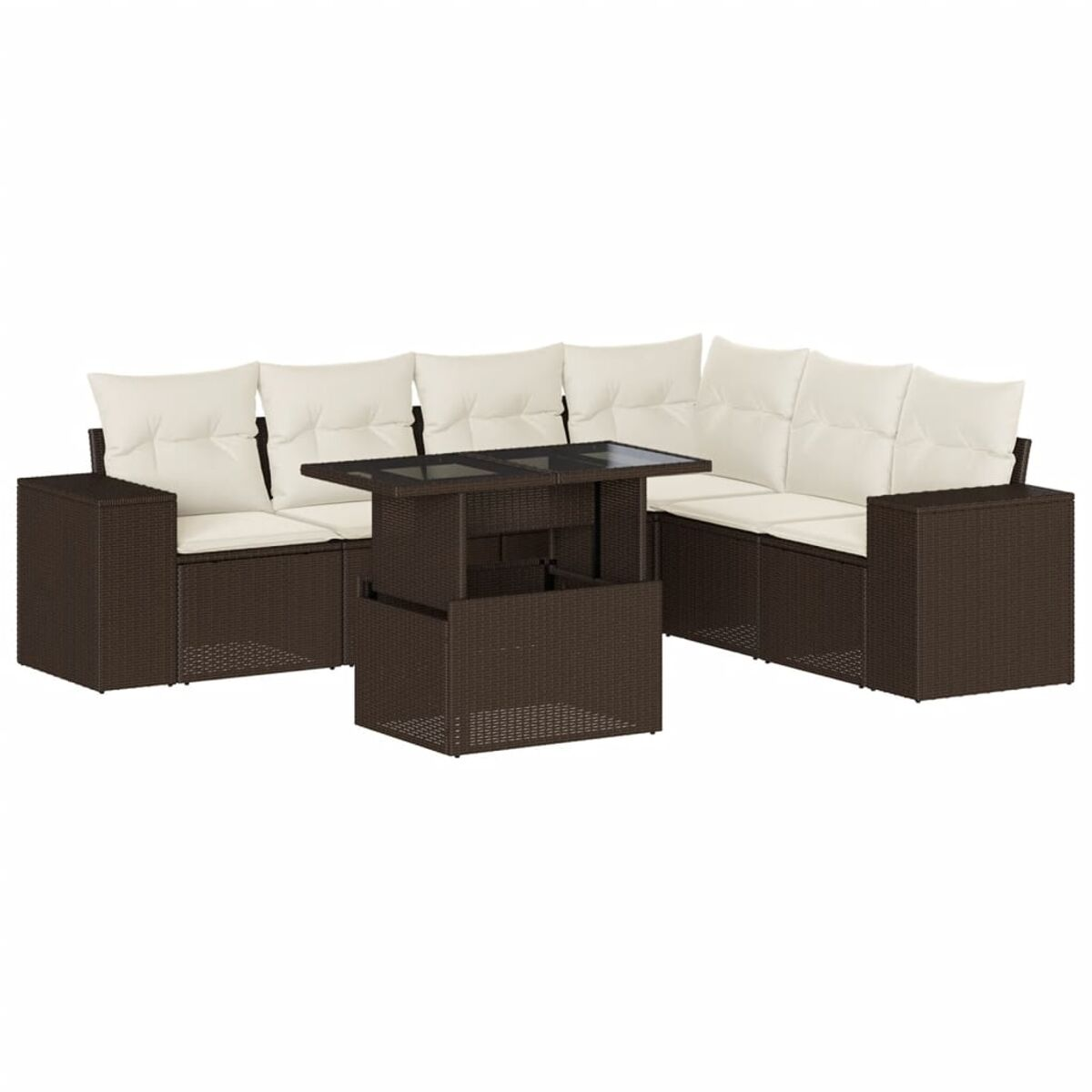 Divano componibile in rattan marrone con cuscini crema e tavolo con piano in vetro. Sfondo bianco.