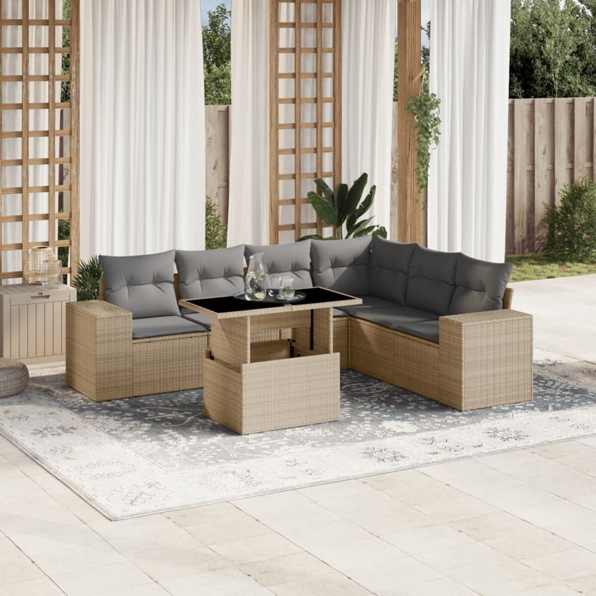Korbsessel mit Hubtisch, grauen Kissen und Teppich. Terrasse mit Vorhängen.