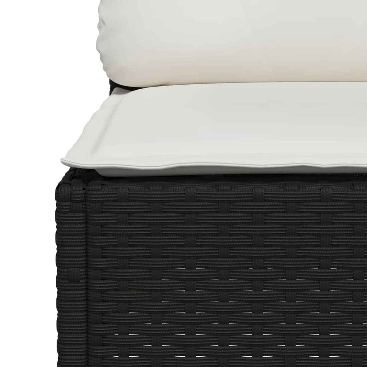 Nahaufnahme eines schwarzen Rattan-Sofas mit weißem Kissen. Gewebte Textur ist sichtbar.