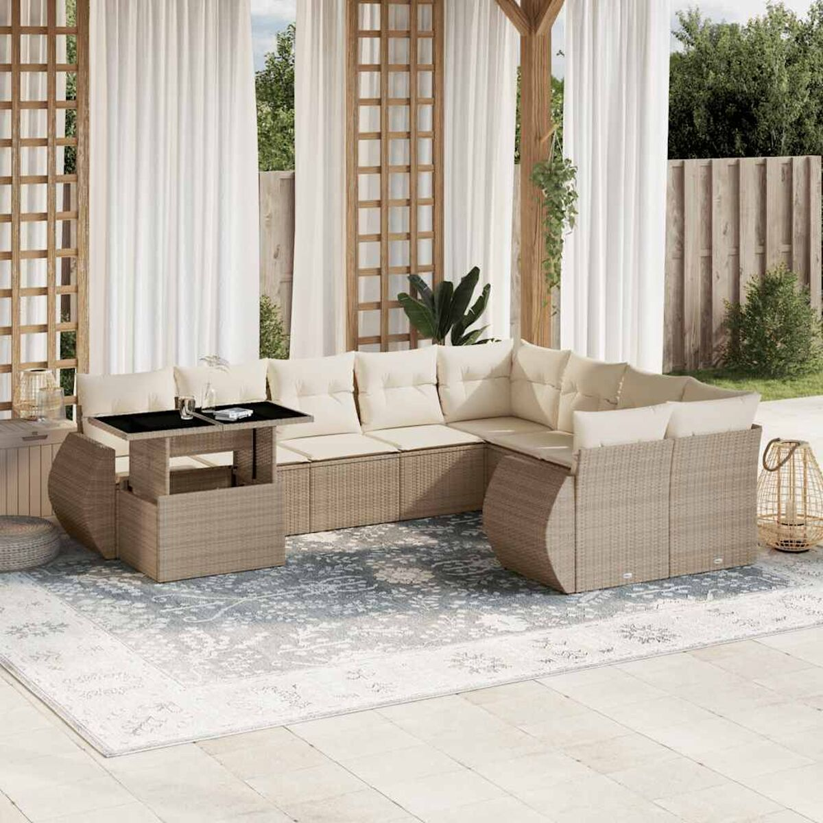 Outdoor-Terrassenset mit Korbmöbeln, einem Teppich und Vorhängen.