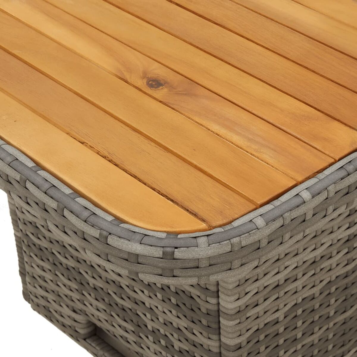 Primo piano di un piano del tavolo in legno con bordo intrecciato grigio.
