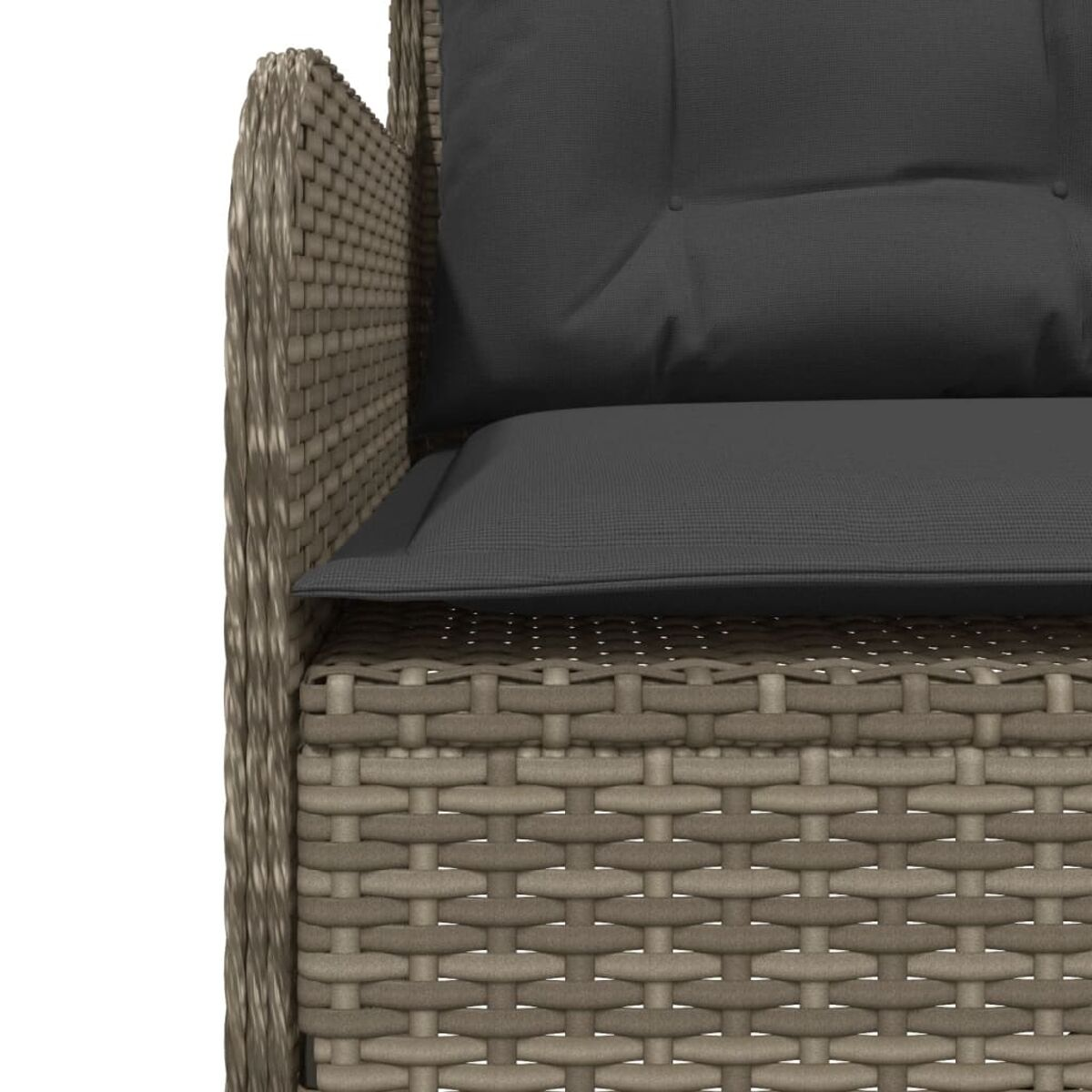 Nahaufnahme eines grauen Rattan-Sofas mit dunkelgrauem Kissen und Rückenlehne.