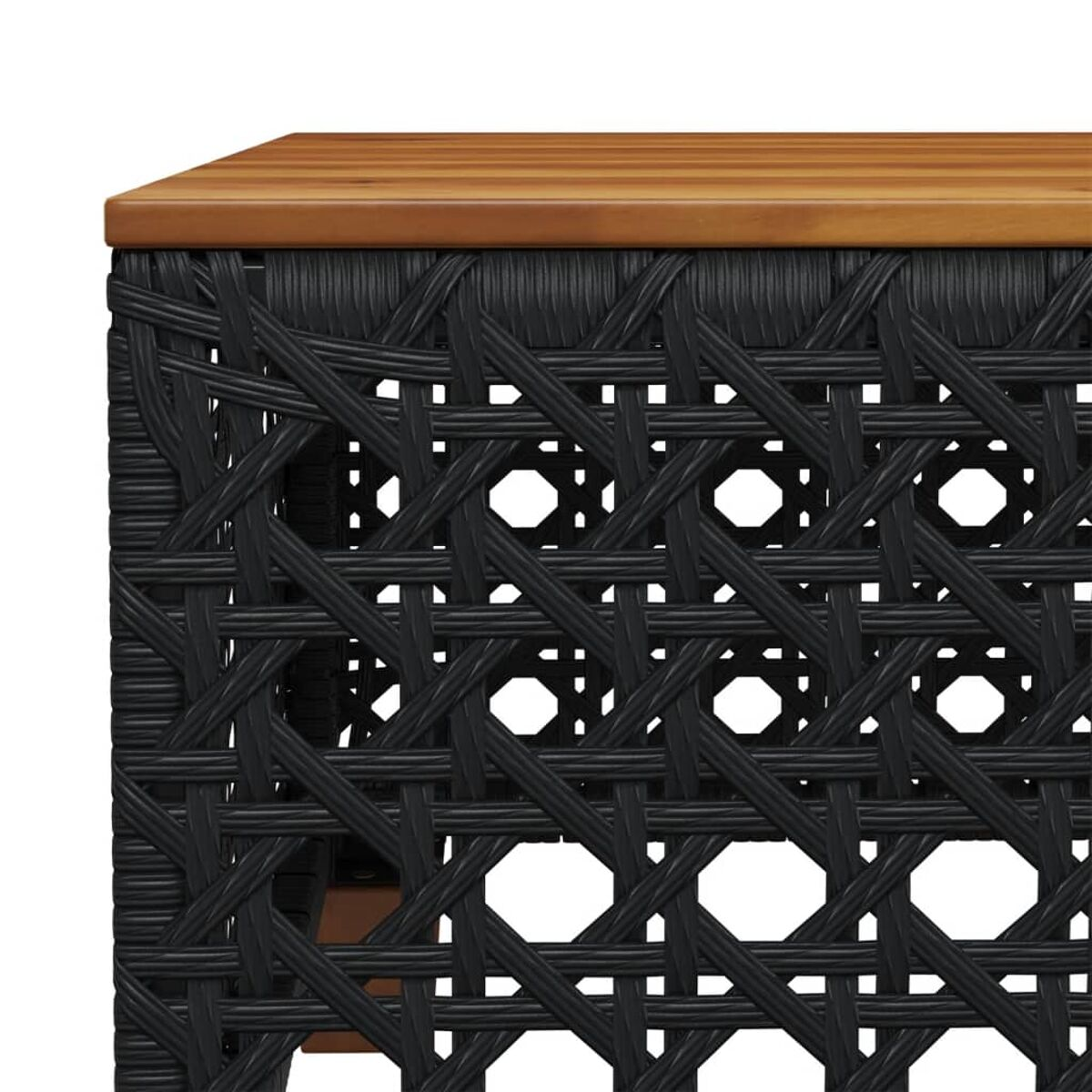 Nahaufnahme einer schwarzen Korbtischecke mit Holzoberfläche.