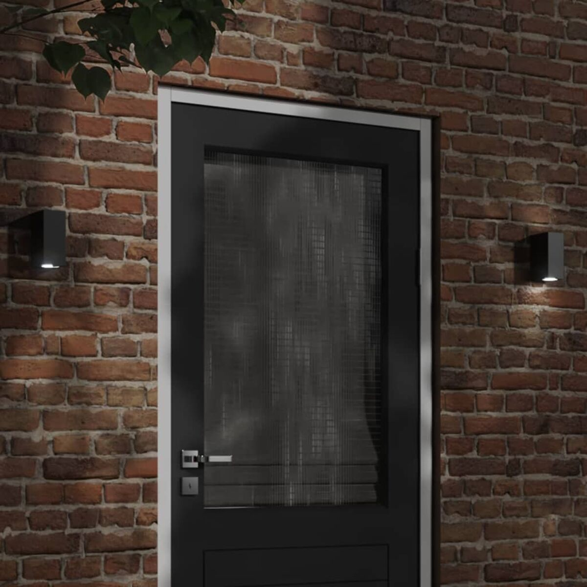 Eine schwarze Haustür mit Milchglas und zwei schwarzen Wandleuchten.