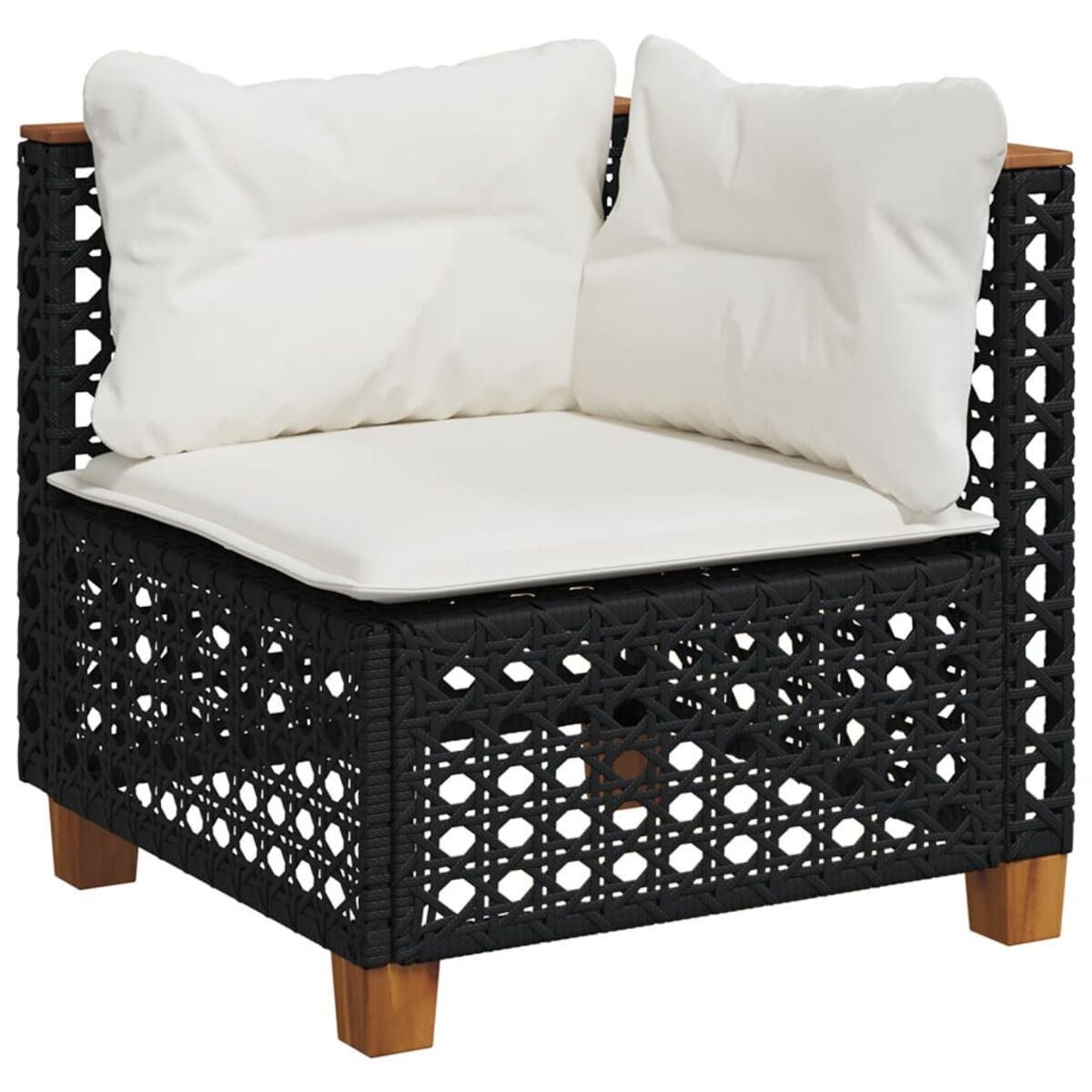 Schwarzer Rattan-Eckstuhl mit weißen Kissen. Holzarmlehnen und -beine, weißer Hintergrund.